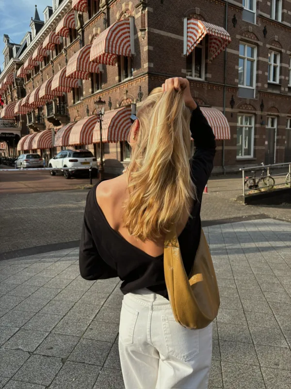 LONGSLEEVE V-BACK  CZARNY sold by The Odder Side