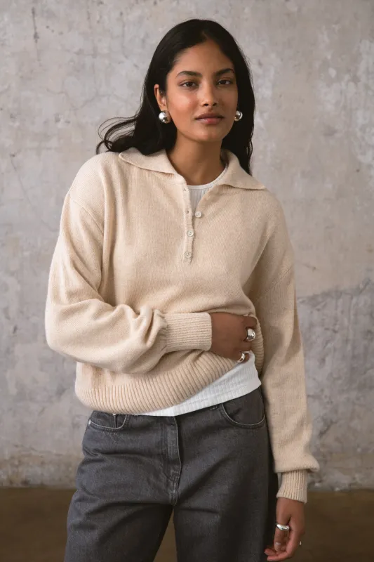 SWETER DECADE BEIGE made by The Odder Side