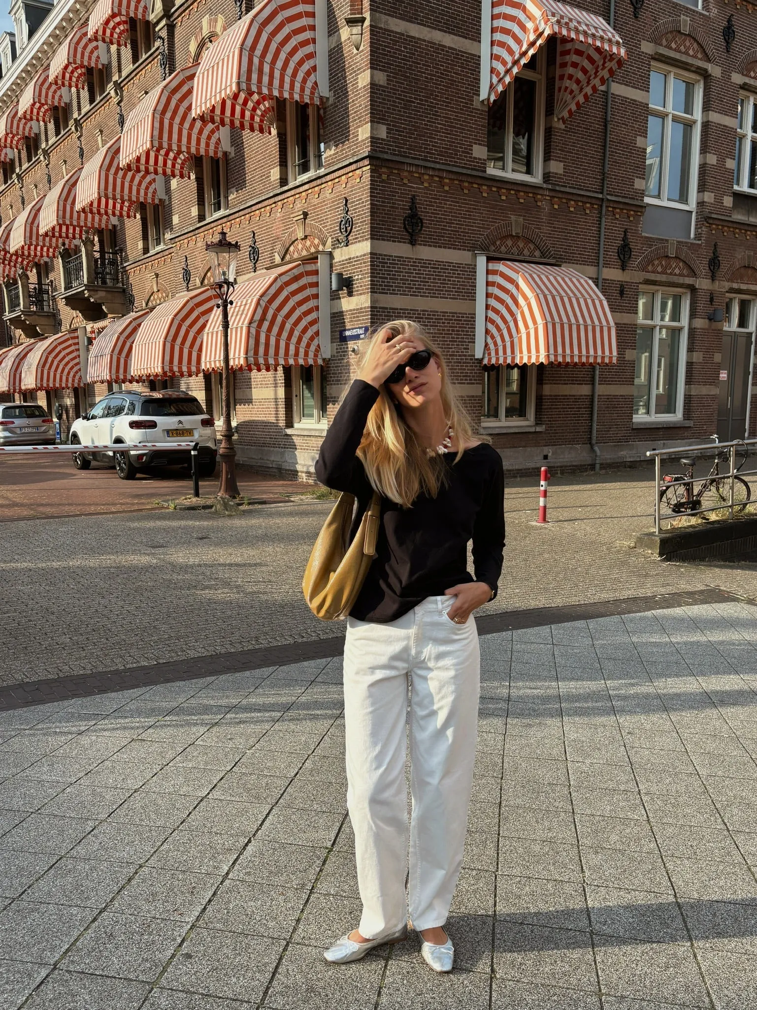 LONGSLEEVE V-BACK CZARNY sold by The Odder Side product image thumbnail 3