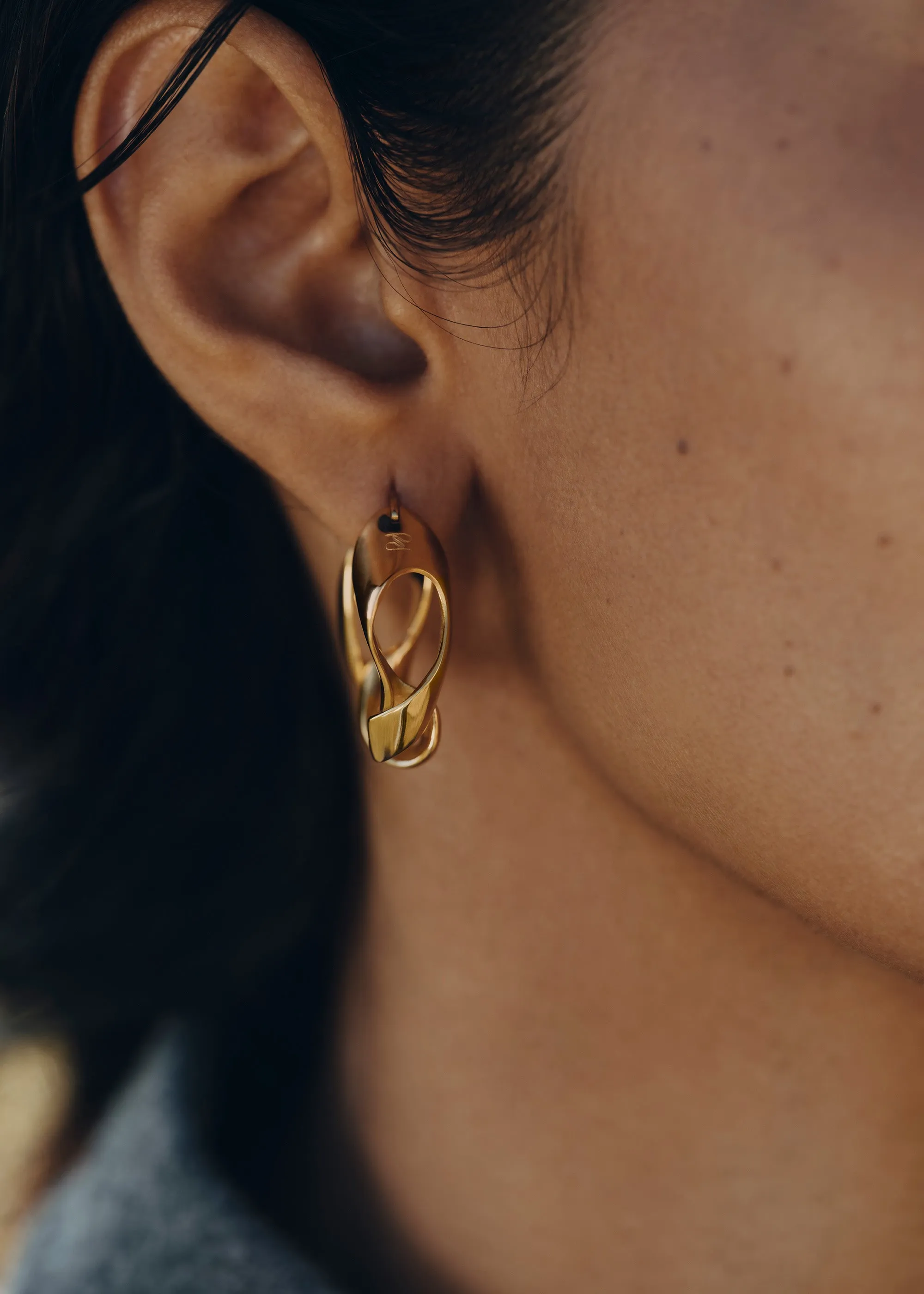 Éole Wavy Hoop Earrings - 24 carat gold-gilded sold by Polene product image thumbnail 2