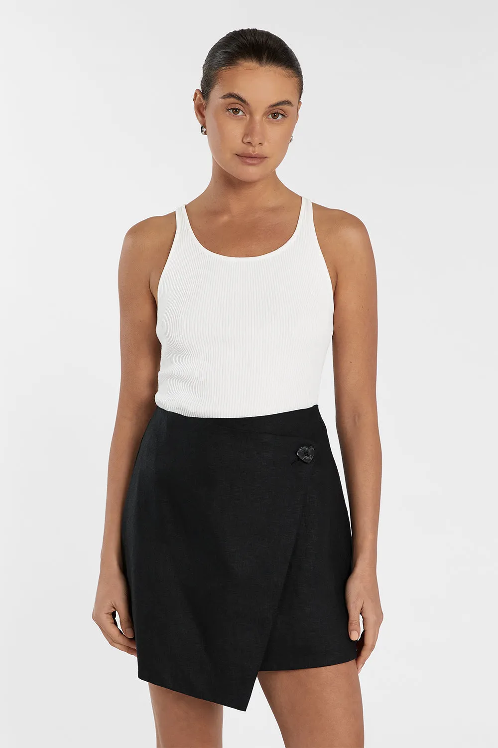 TOMMY BLACK LINEN MINI SKIRT sold by Dissh product image thumbnail 2