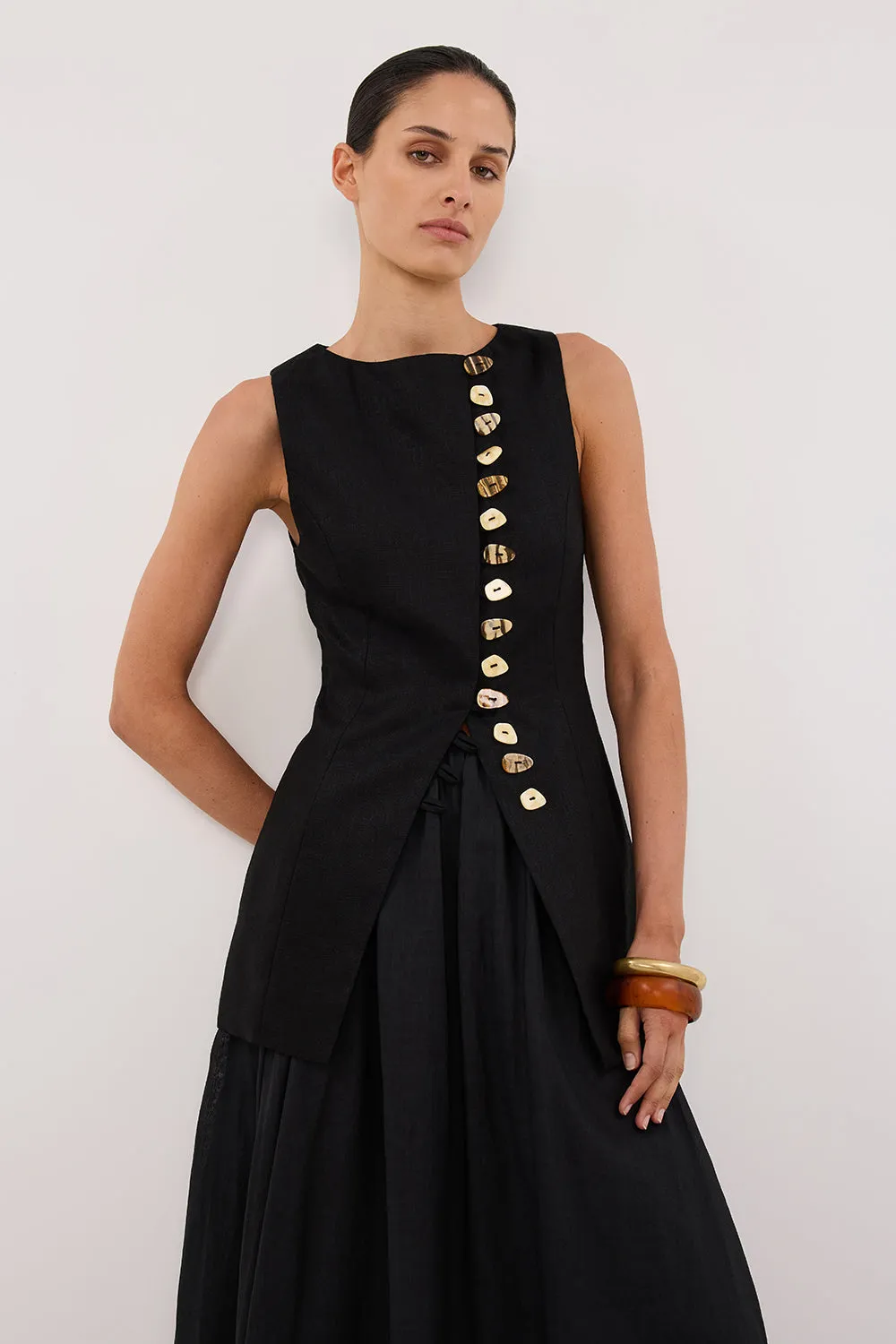 BAYLEE BLACK SLEEVELESS LINEN TOP sold by Dissh product image thumbnail 3