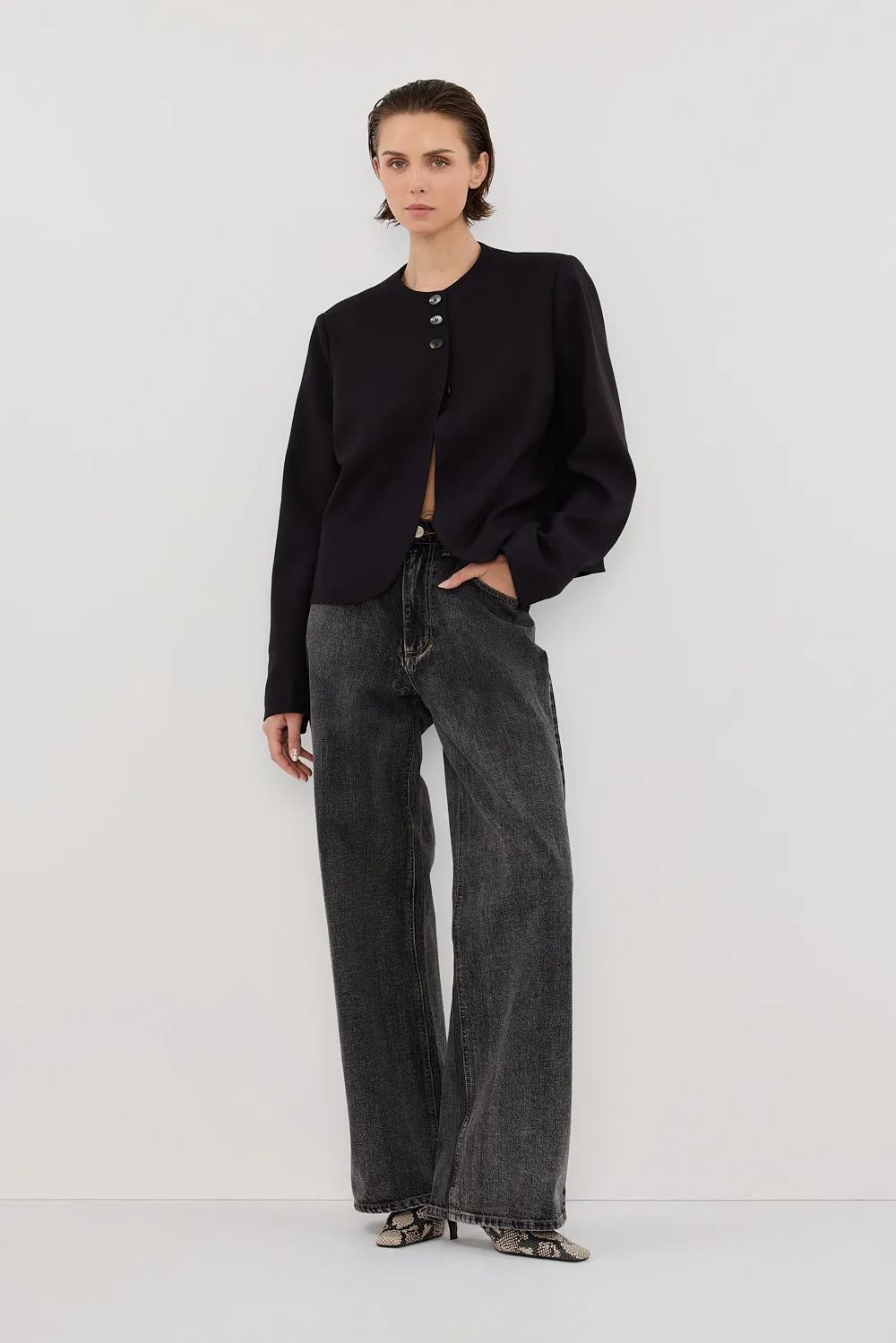 RYAN BLACK OVERSIZED CROPPED BLAZER sold by Dissh product image thumbnail 2
