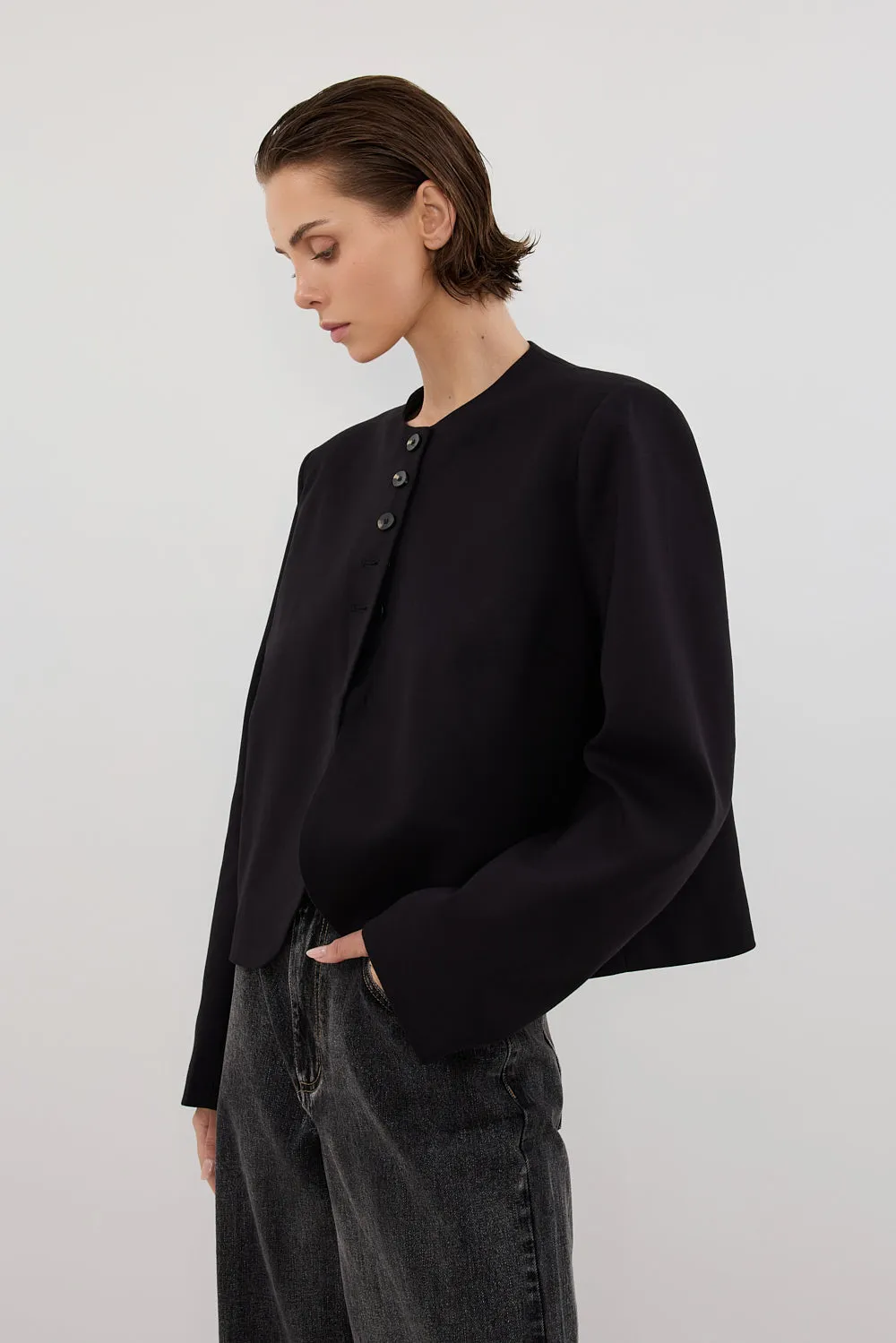 RYAN BLACK OVERSIZED CROPPED BLAZER sold by Dissh product image thumbnail 5