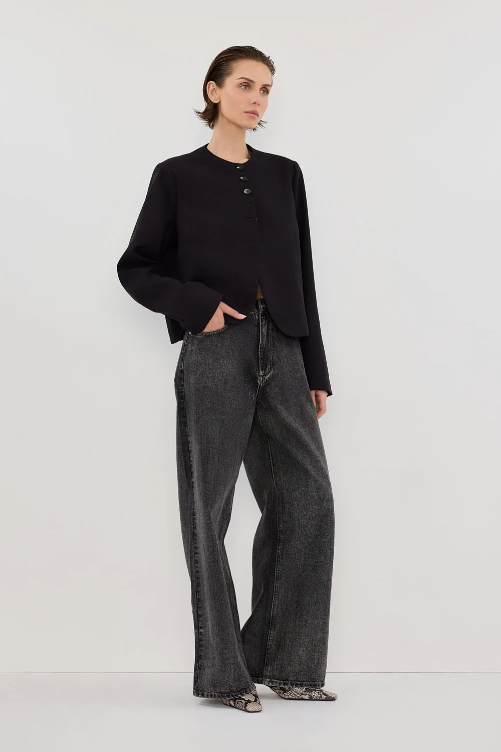 RYAN BLACK OVERSIZED CROPPED BLAZER sold by Dissh product image thumbnail 3