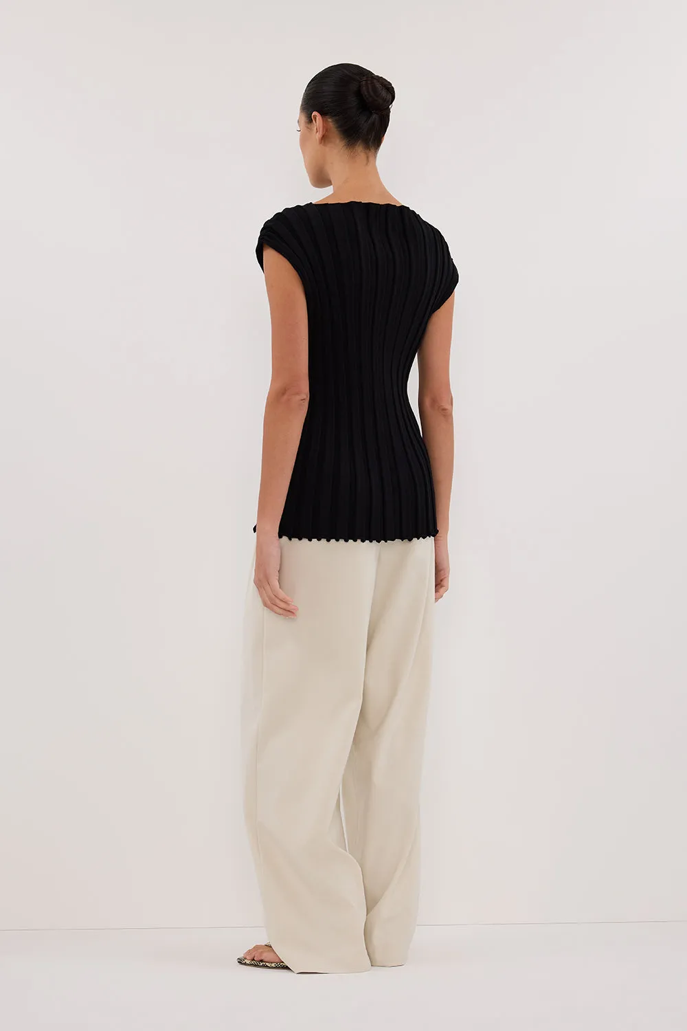 LOE BLACK SLEEVELESS KNIT TOP sold by Dissh product image thumbnail 4