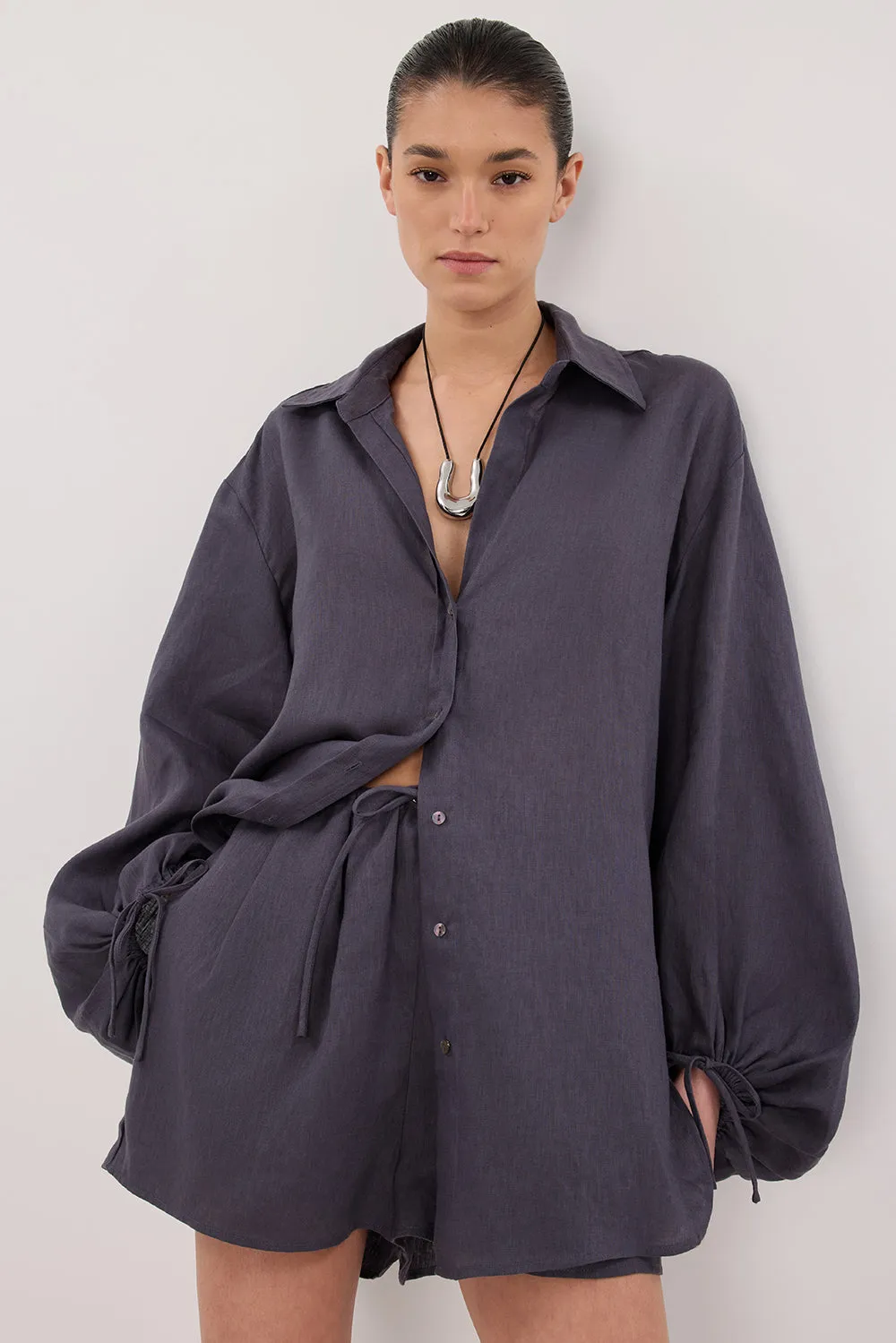 CARLA WASHED INDIGO LINEN SHORT sold by Dissh product image thumbnail 3