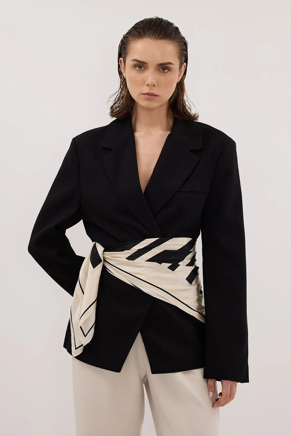 SURI BLACK CINCHED BLAZER sold by Dissh product image thumbnail 2