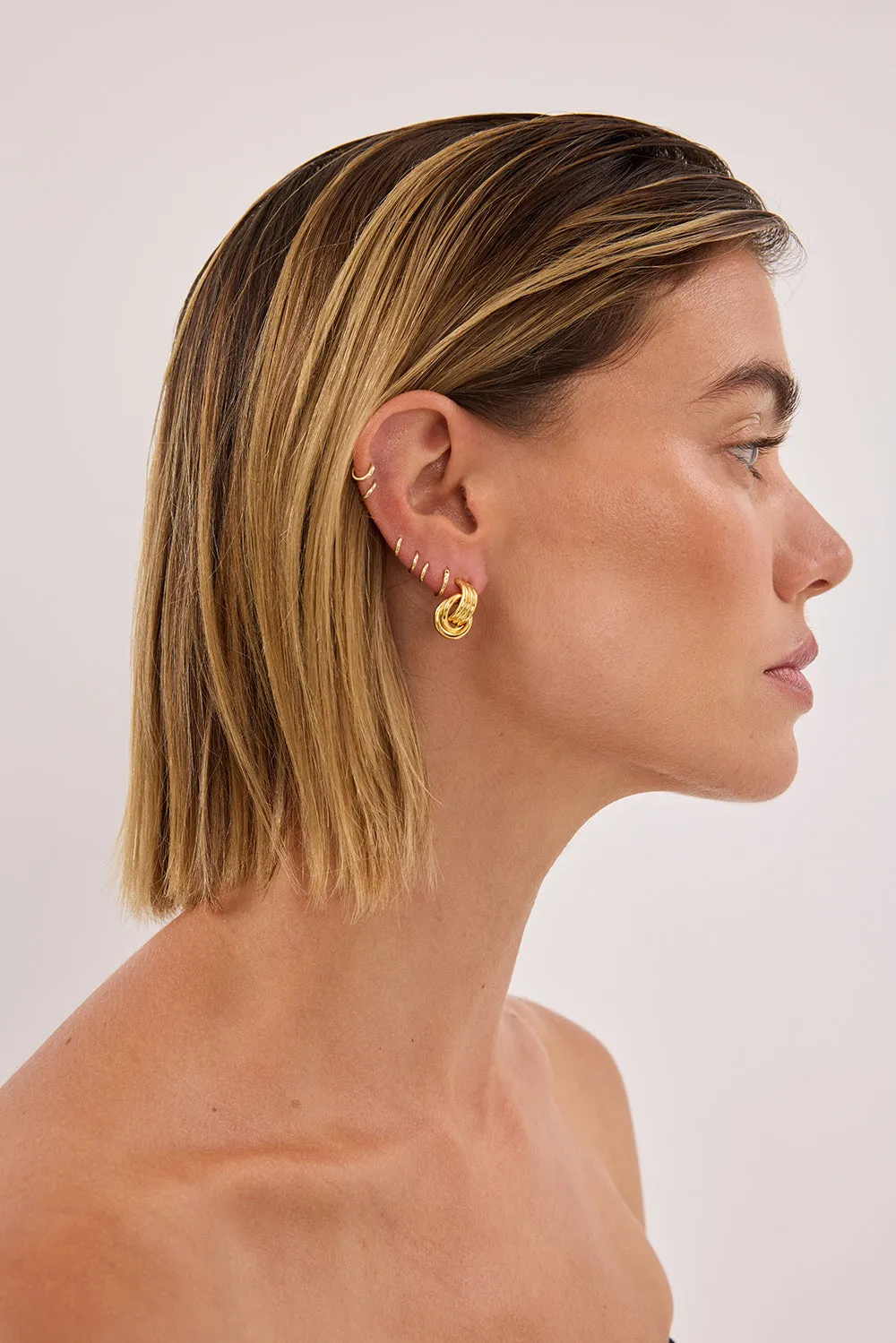 HEAVEN MAYHEM MICRO KNOT EARRING GOLD sold by Dissh product image thumbnail 2
