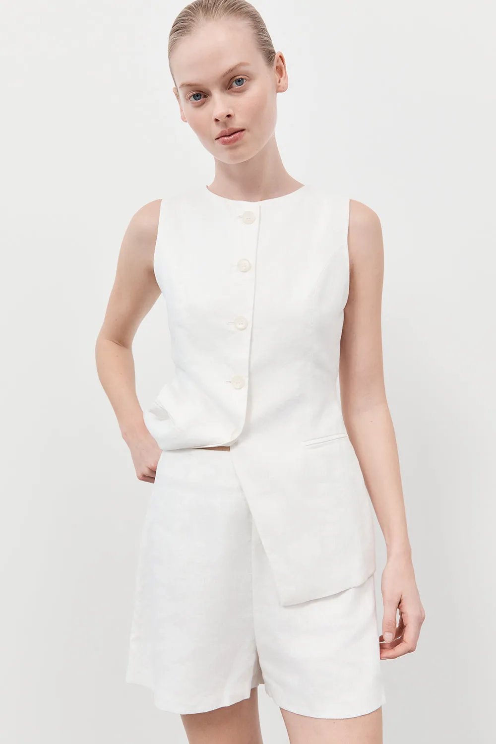 CORY WHITE LINEN SHORT sold by Dissh