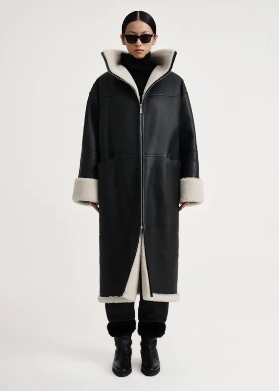 Signature shearling coat black/off-white made by Toteme