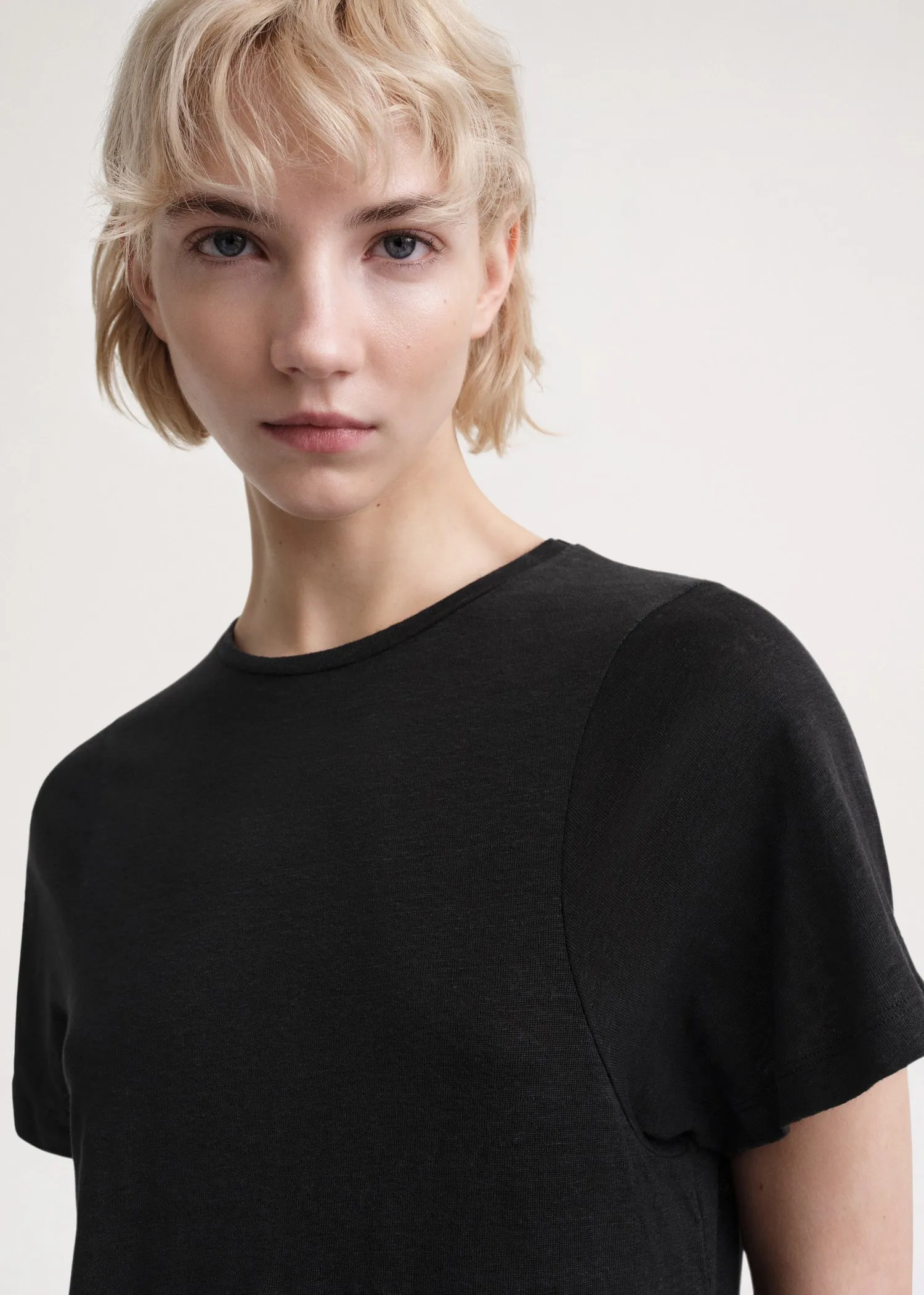 Curved seam linen tee black sold by Toteme product image thumbnail 4