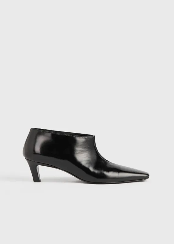 Wide shaft shoes black sold by Toteme