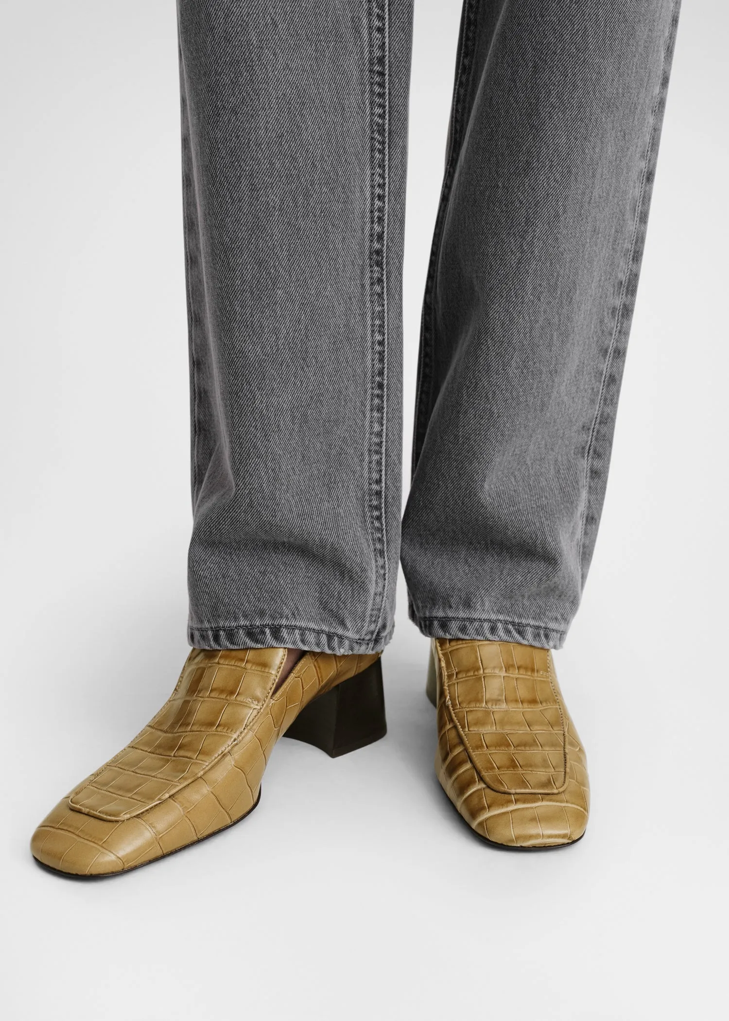 The Block-Heel Pump ochre sold by Toteme product image thumbnail 2