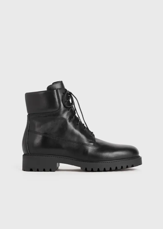 The Husky Boot black sold by Toteme