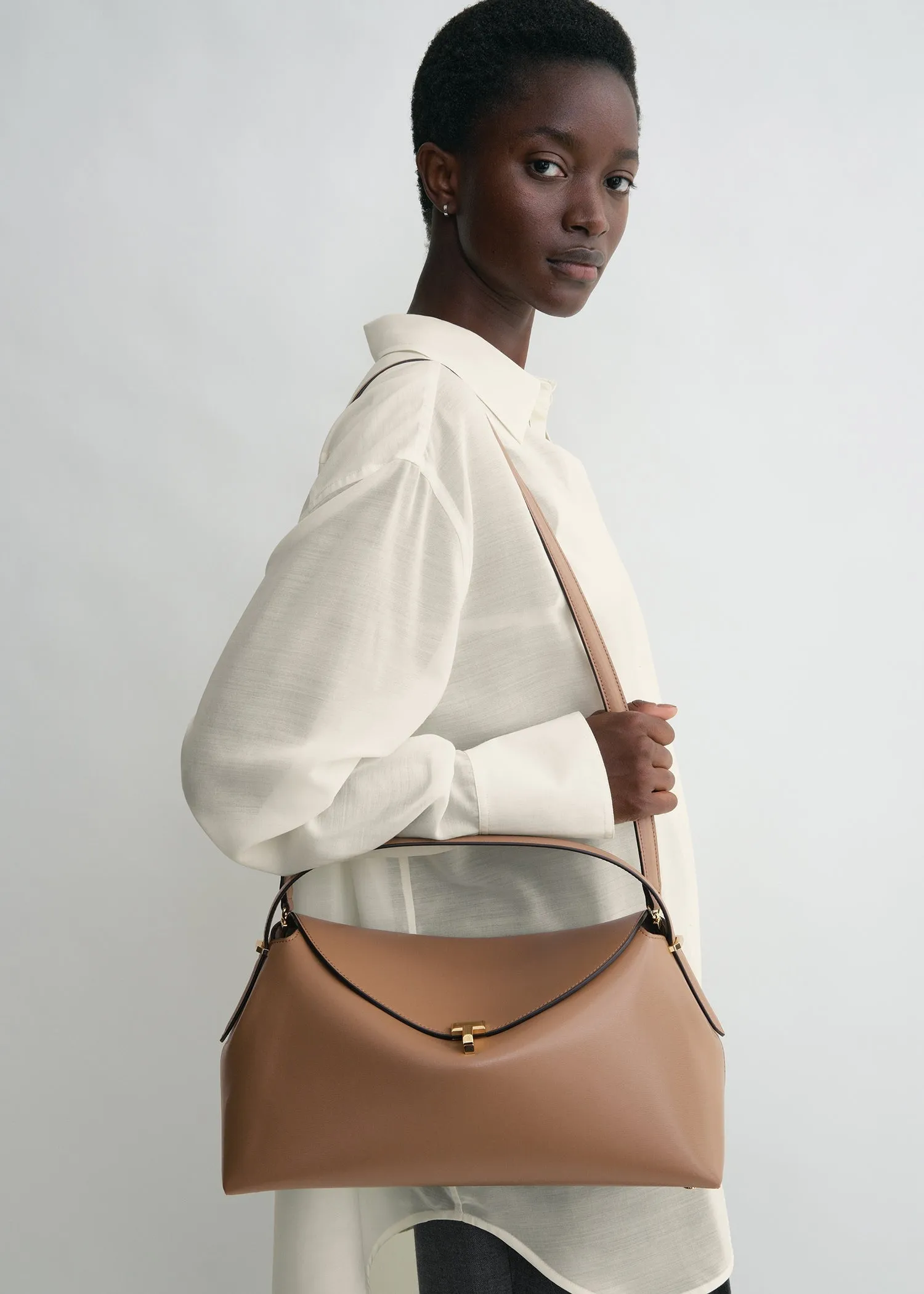 T-lock leather top handle camel sold by Toteme product image thumbnail 3