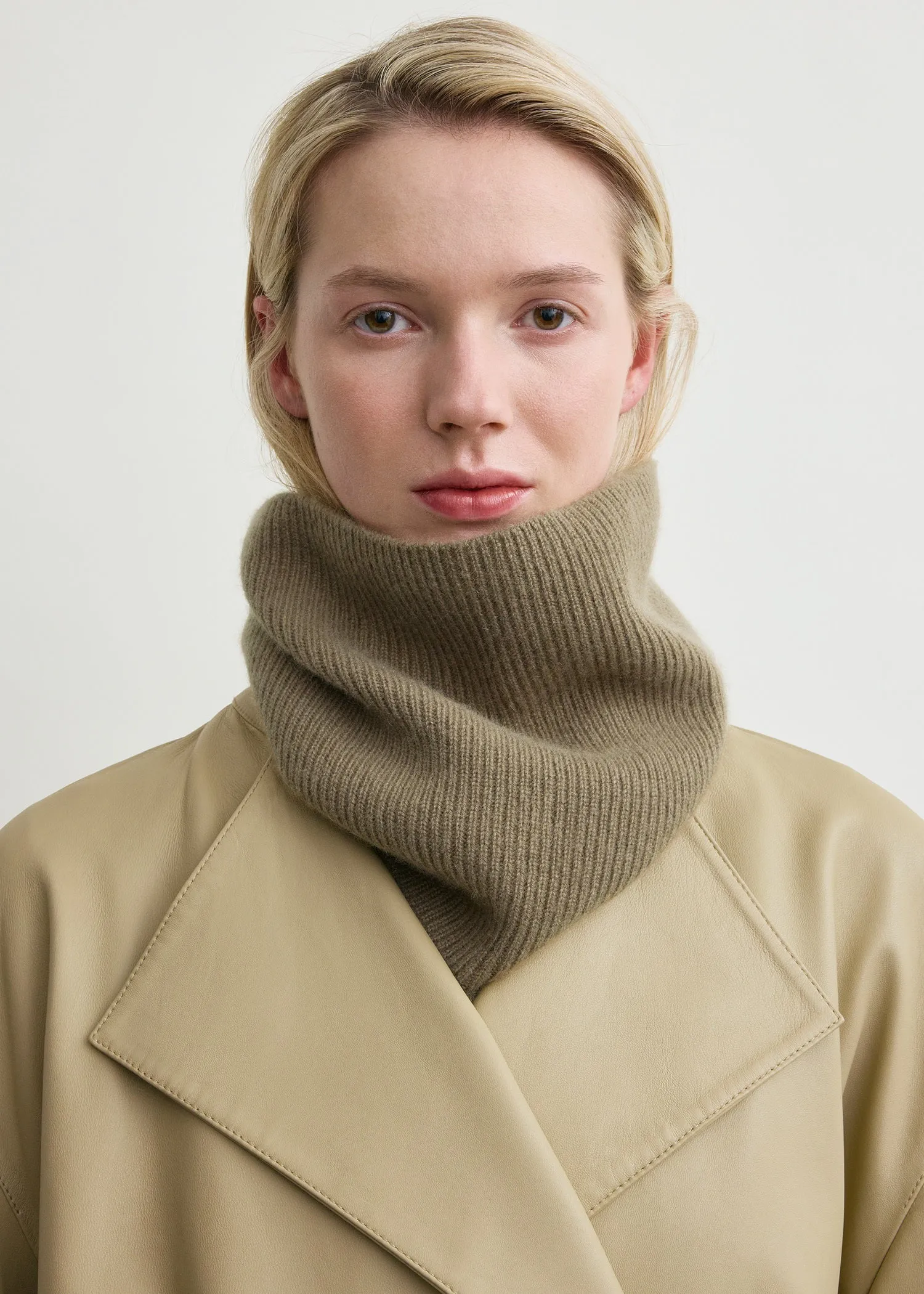 Cashmere neck warmer hazel sold by Toteme product image thumbnail 2