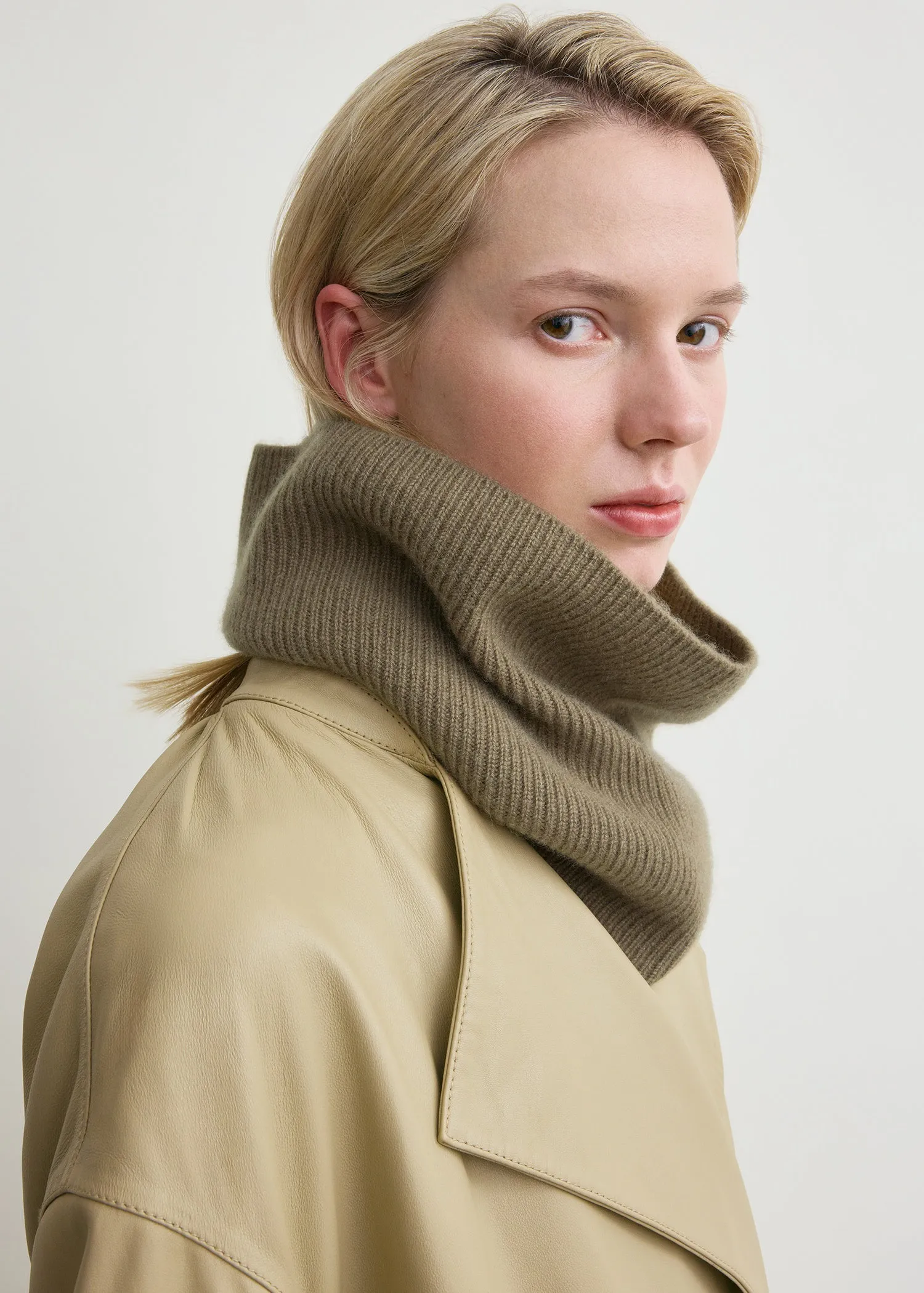 Cashmere neck warmer hazel sold by Toteme product image thumbnail 3