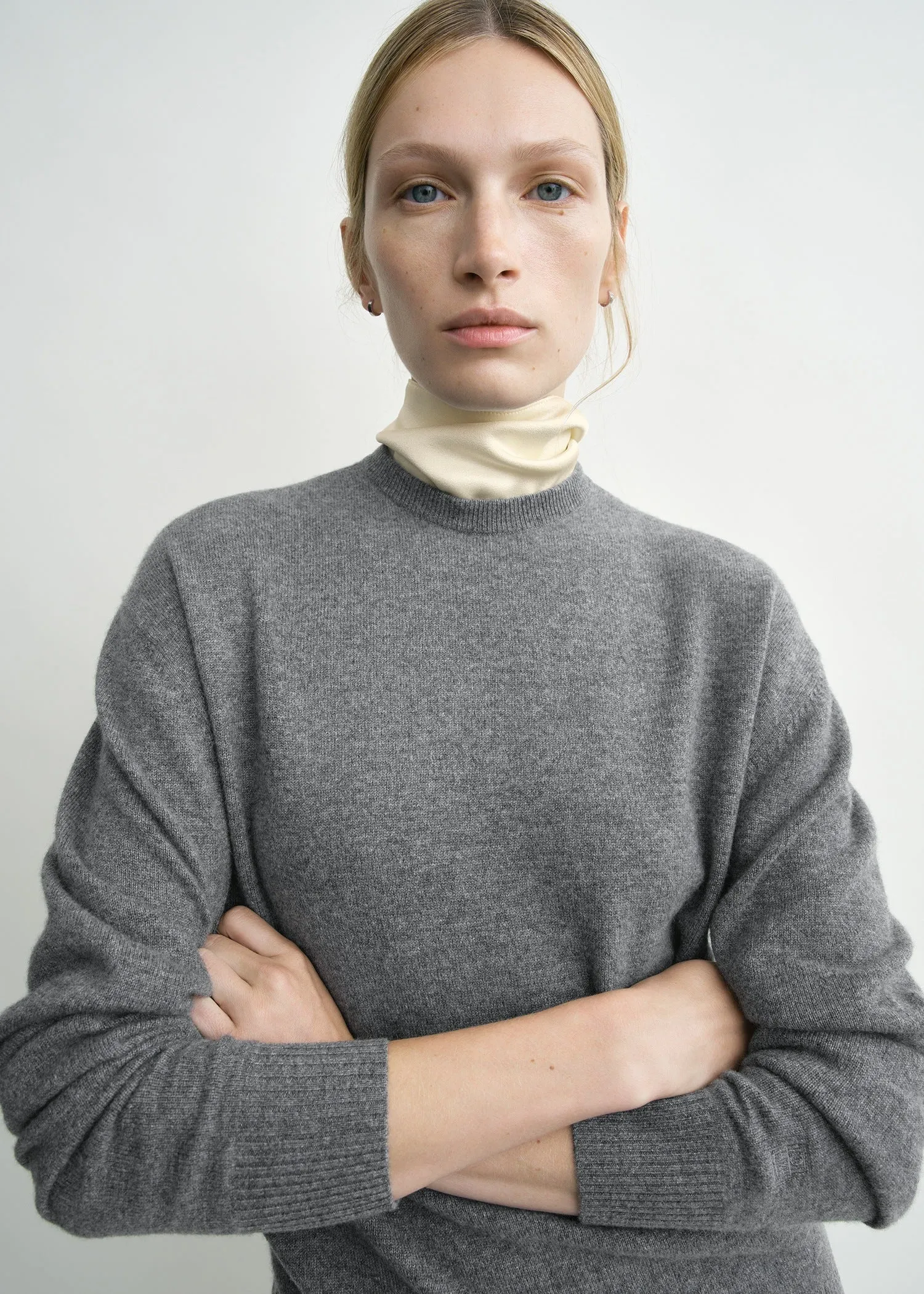 Classic cashmere crew knit mid grey sold by Toteme product image thumbnail 4