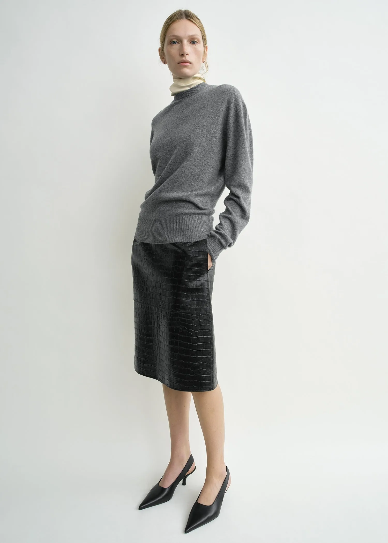 Classic cashmere crew knit mid grey sold by Toteme product image thumbnail 2