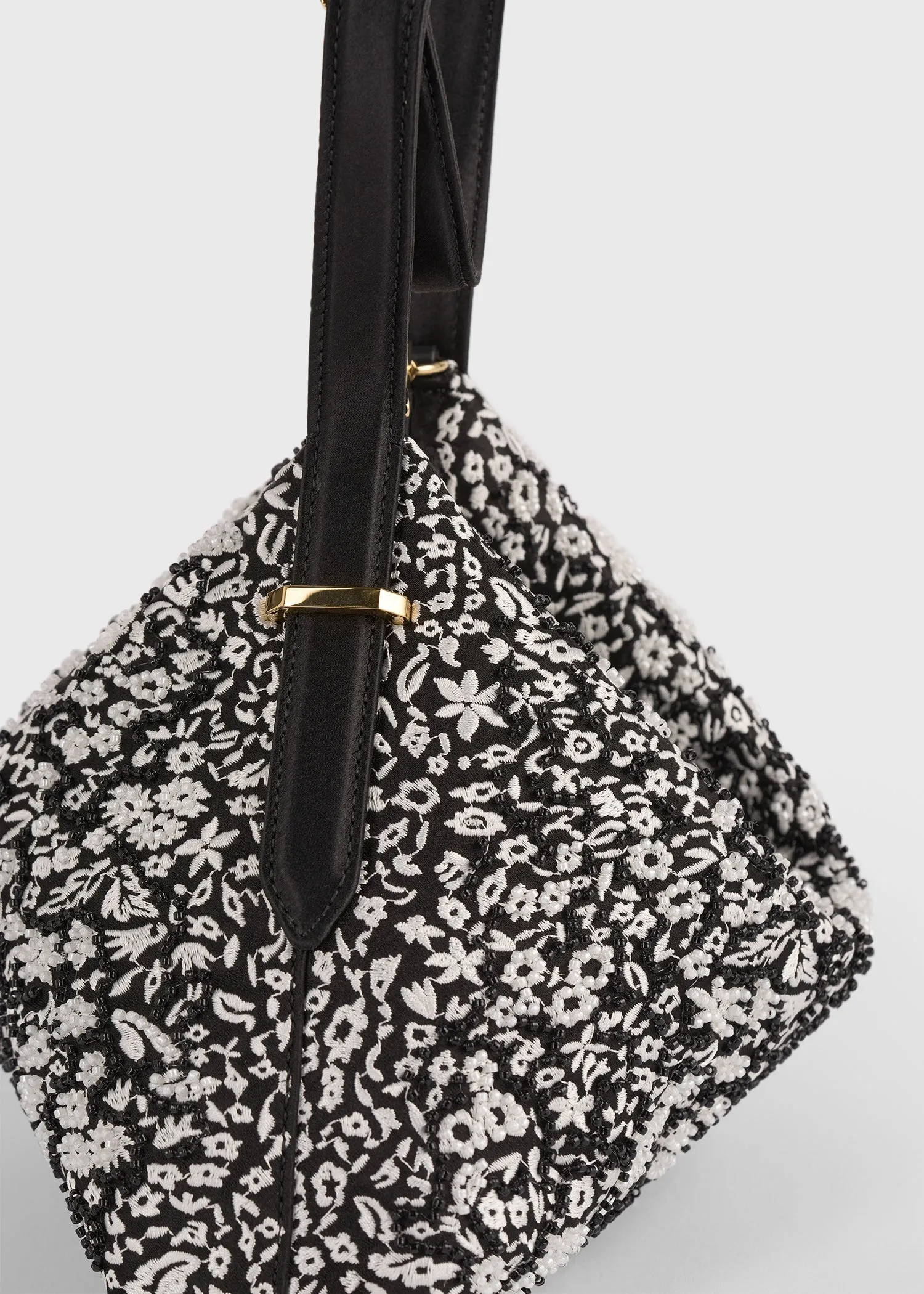Bevel floral wristlet black/white sold by Toteme product image thumbnail 5