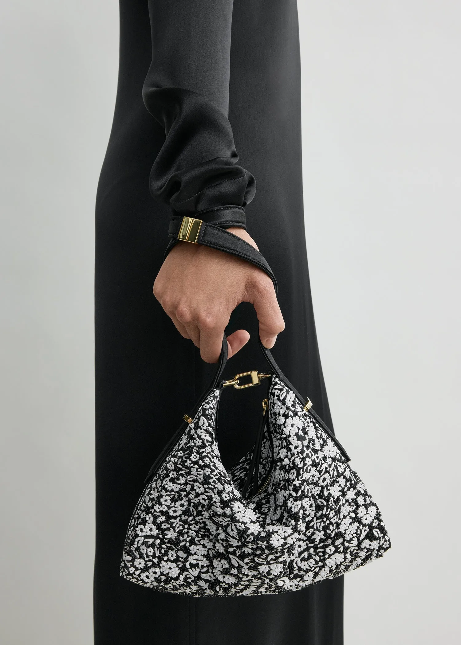 Bevel floral wristlet black/white sold by Toteme product image thumbnail 3
