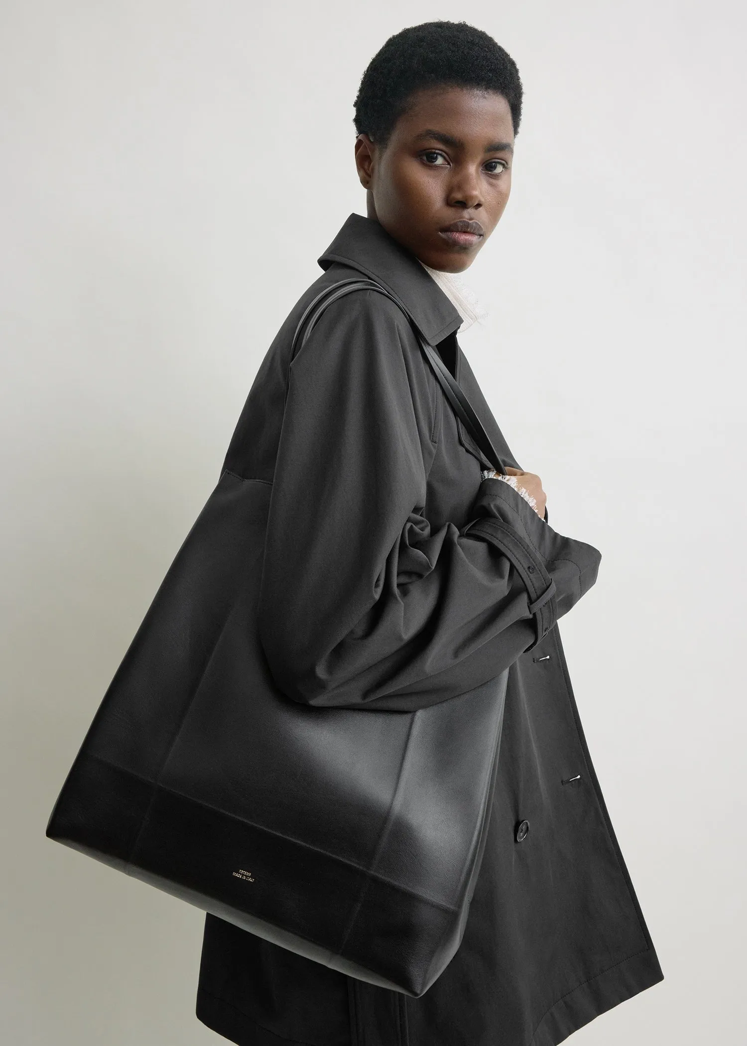 Roam leather tote black - Preorder sold by Toteme product image thumbnail 2