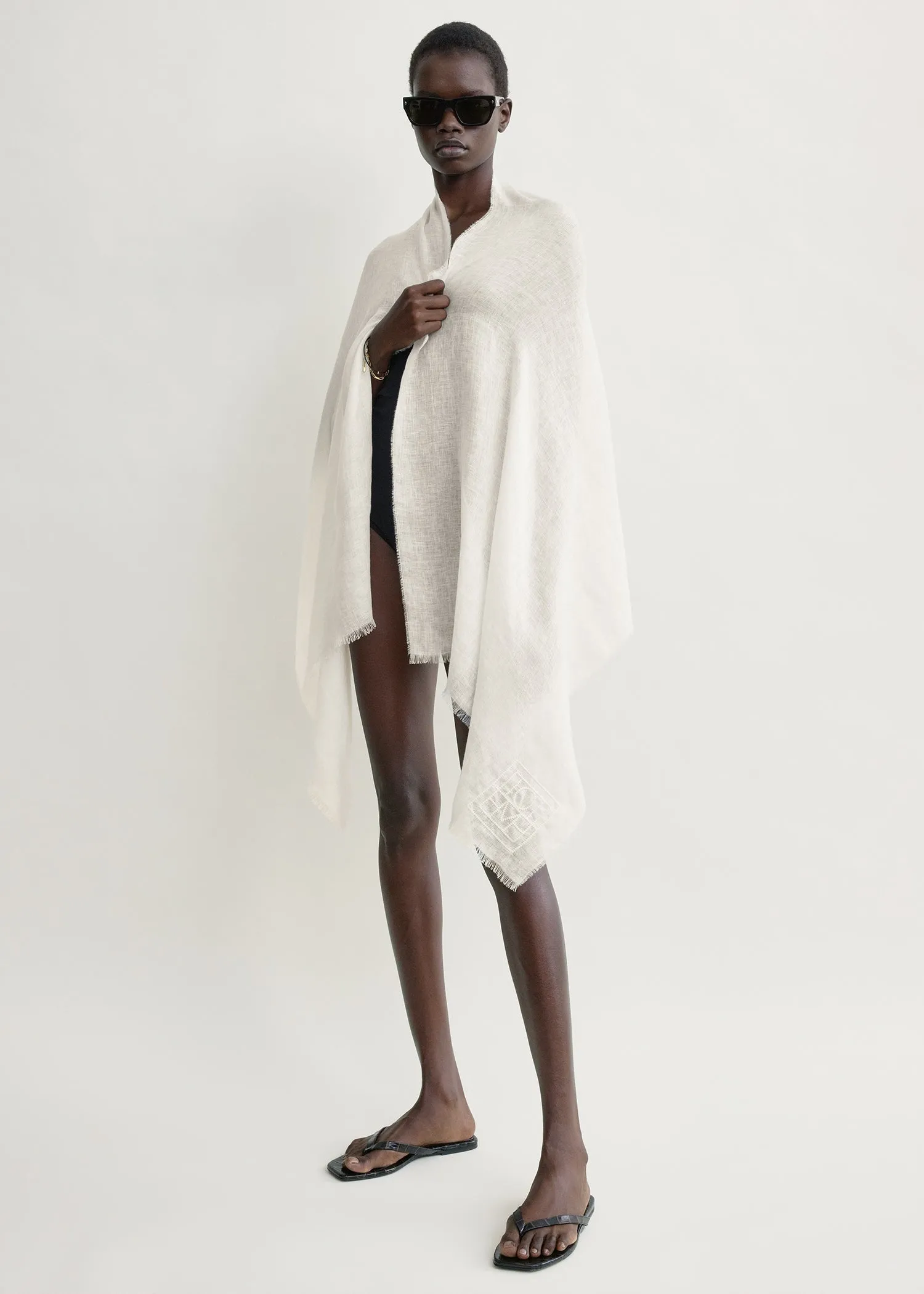 Linen sarong white sold by Toteme product image thumbnail 2