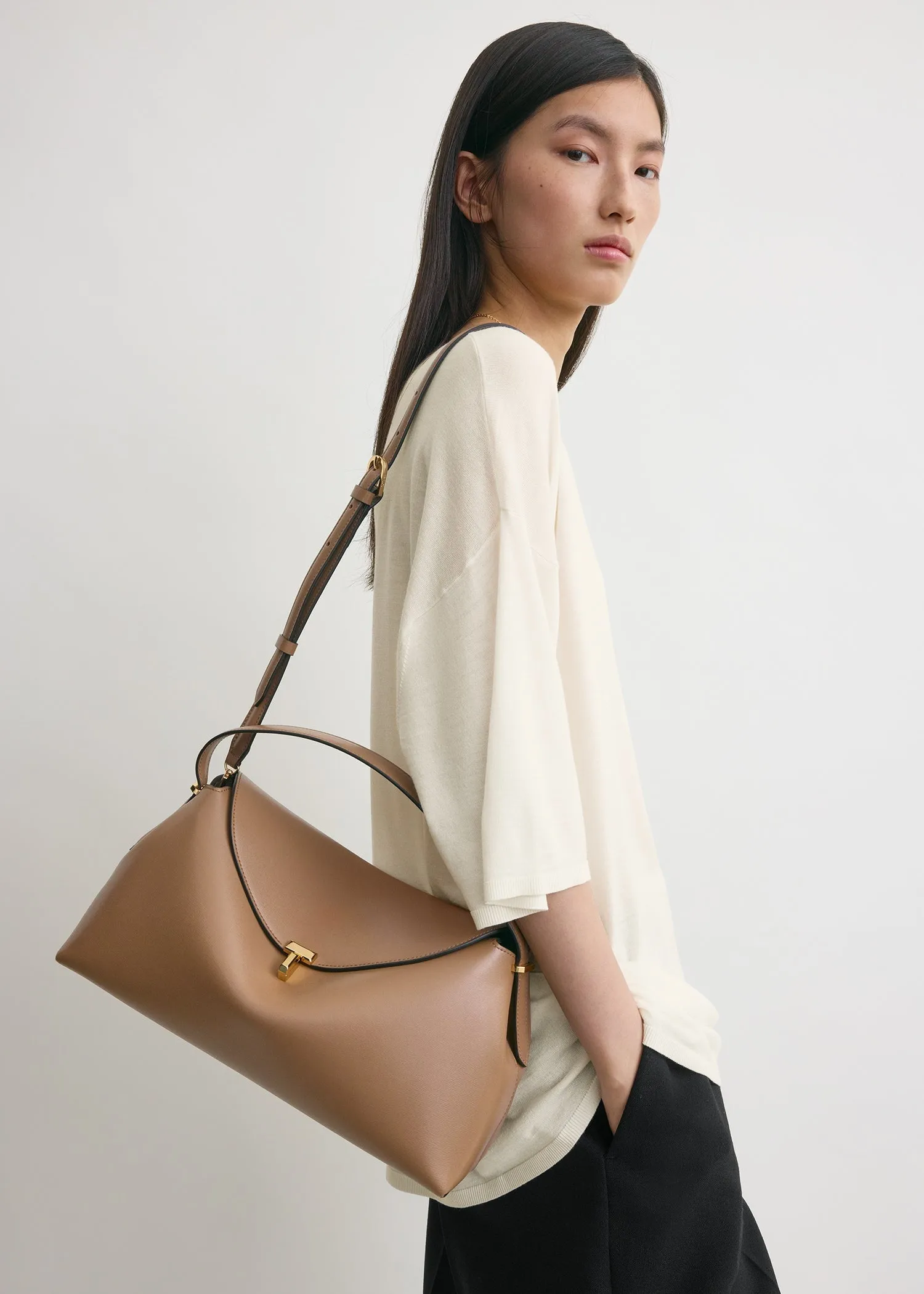 T-lock leather top handle camel sold by Toteme product image thumbnail 2