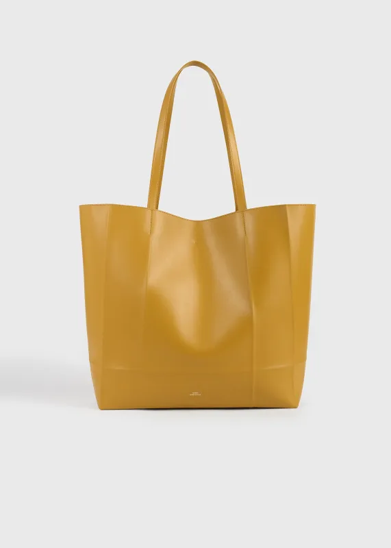 Roam leather tote manuka made by Toteme