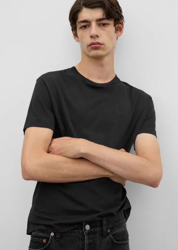 Classic t-shirt black made by Toteme