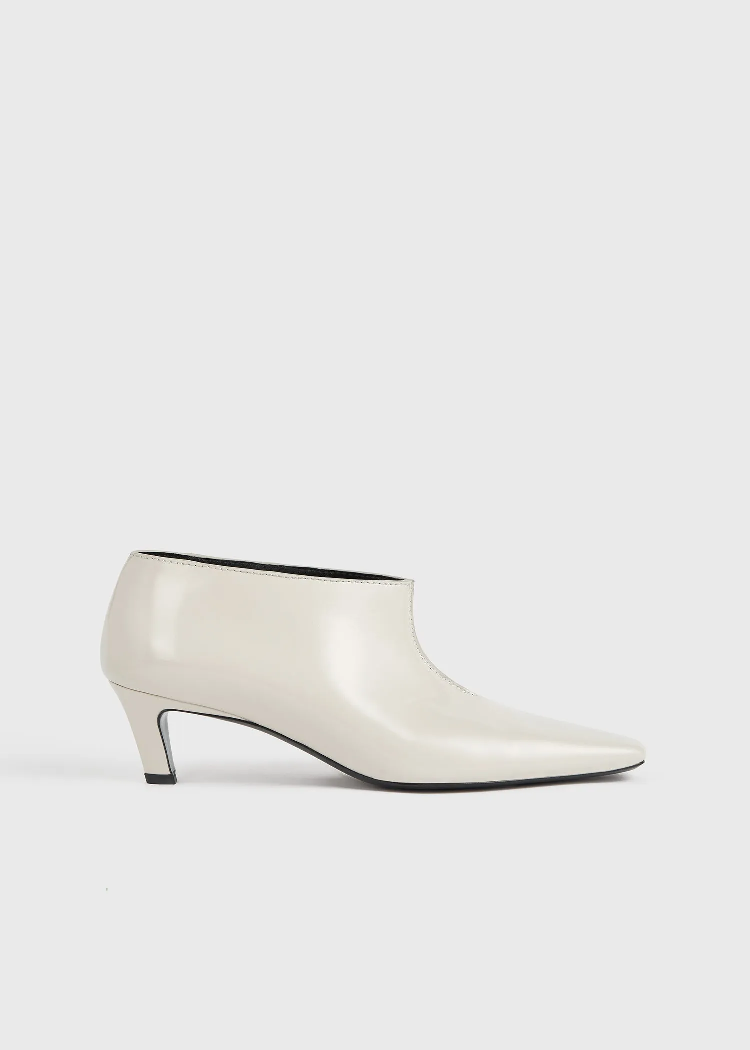 Wide shaft shoes cream sold by Toteme