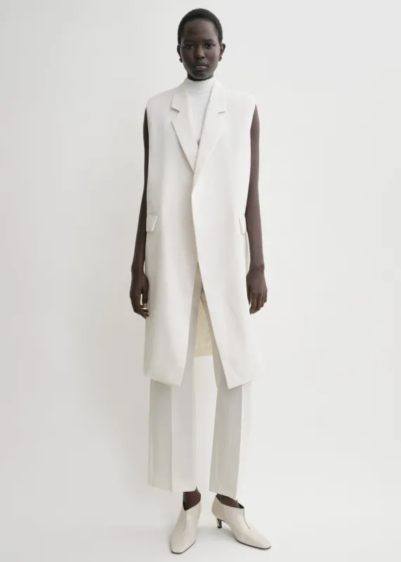Sleeveless grain de poudre coat off white made by Toteme