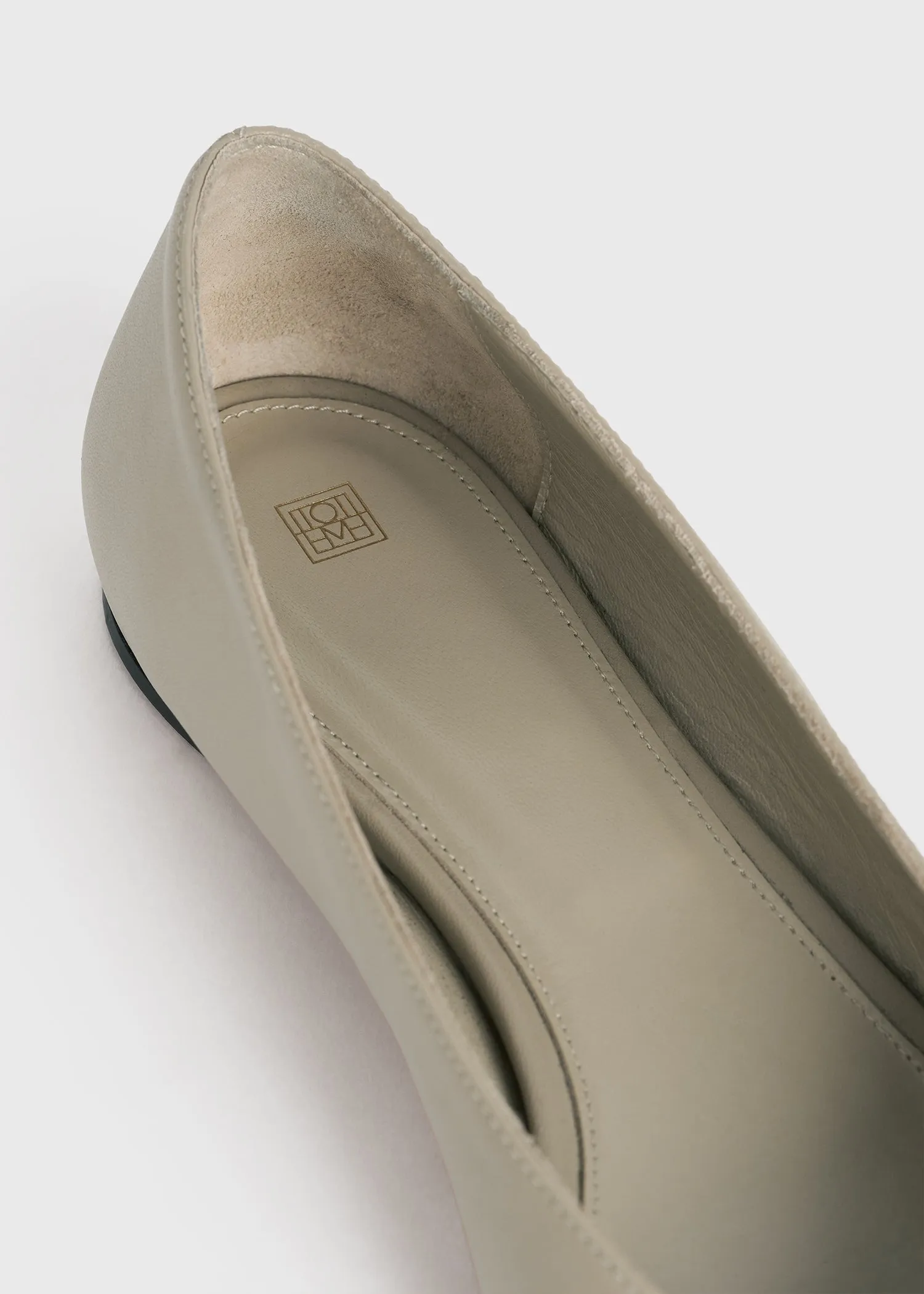The Asymmetric Ballerina clay sold by Toteme product image thumbnail 5