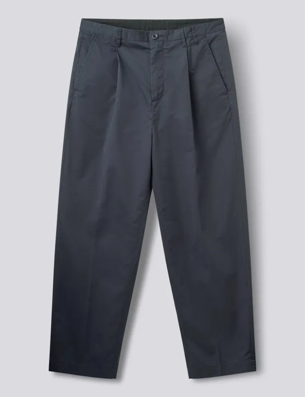 WRITER COMPACT TWILL PLEATED PANTS - NAVY made by Foret