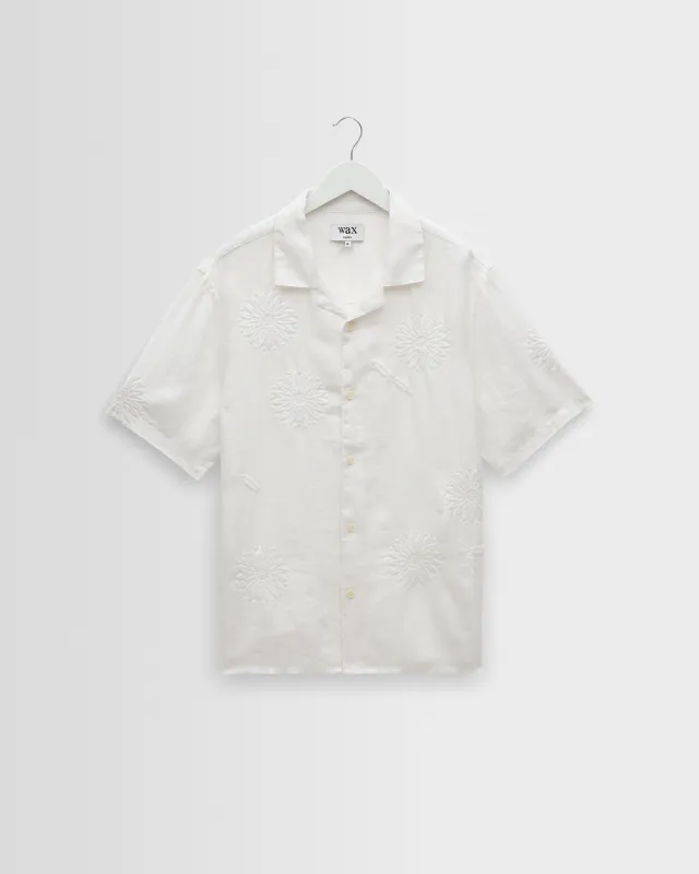Didcot - White Flower Embroidered Short-Sleeve Shirt made by Wax London