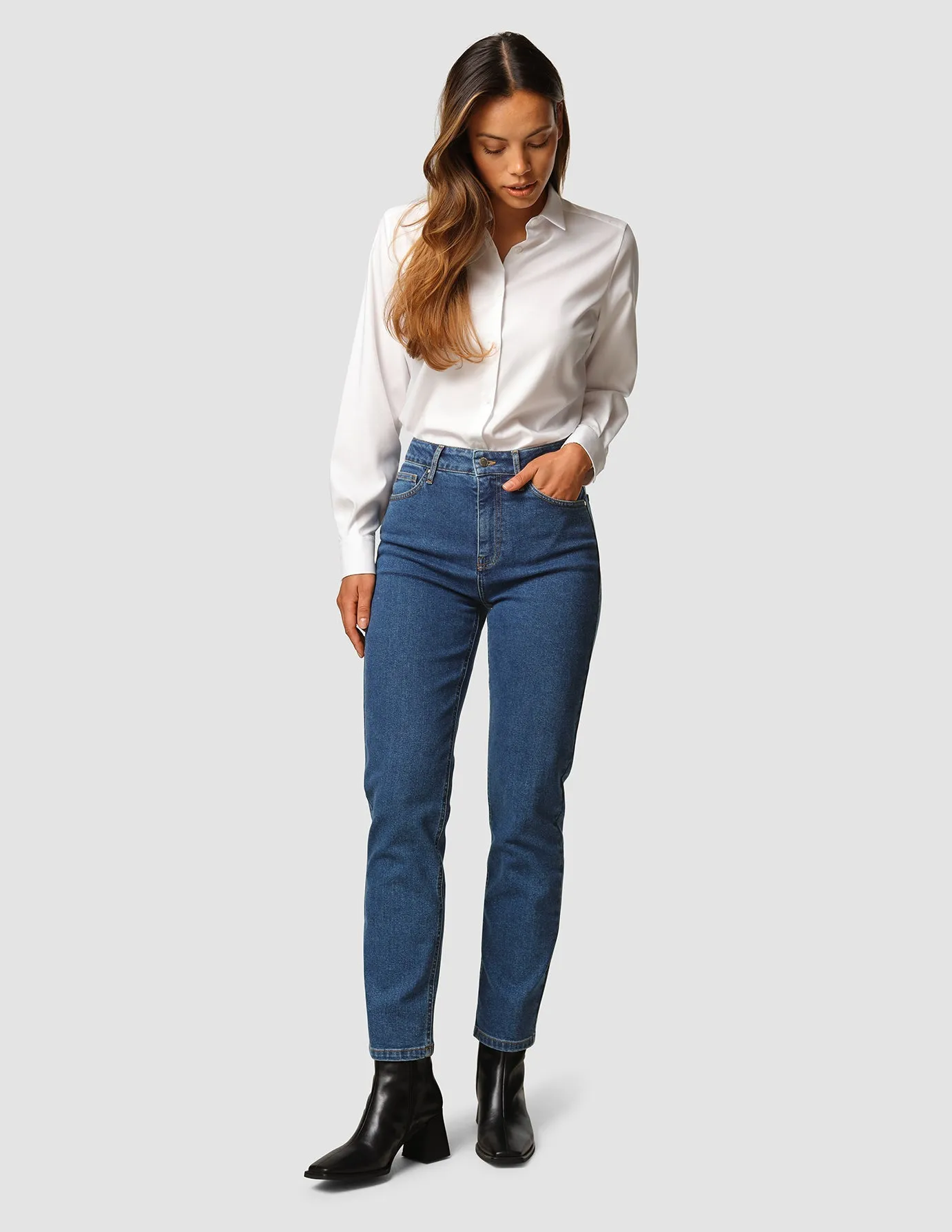 Jeans Tapered Medium Blue sold by Shaping New Tomorrow product image thumbnail 2