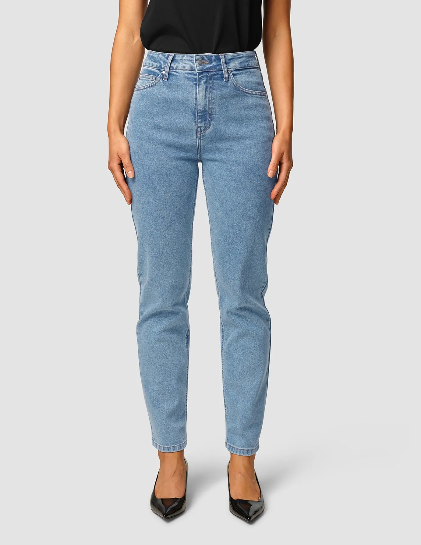 Jeans Tapered Snow Blue Wash sold by Shaping New Tomorrow