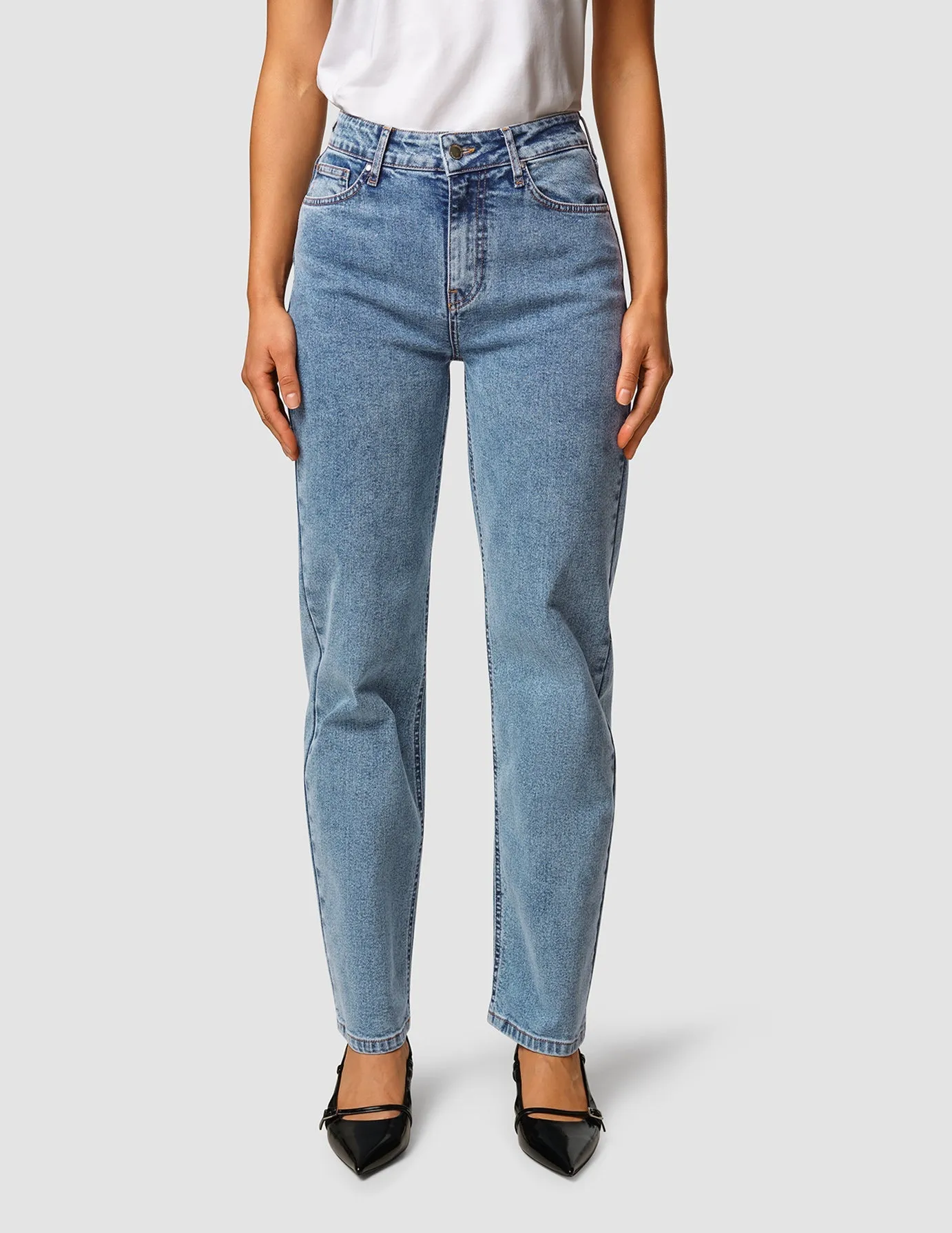 Jeans Straight Snow Blue Wash sold by Shaping New Tomorrow