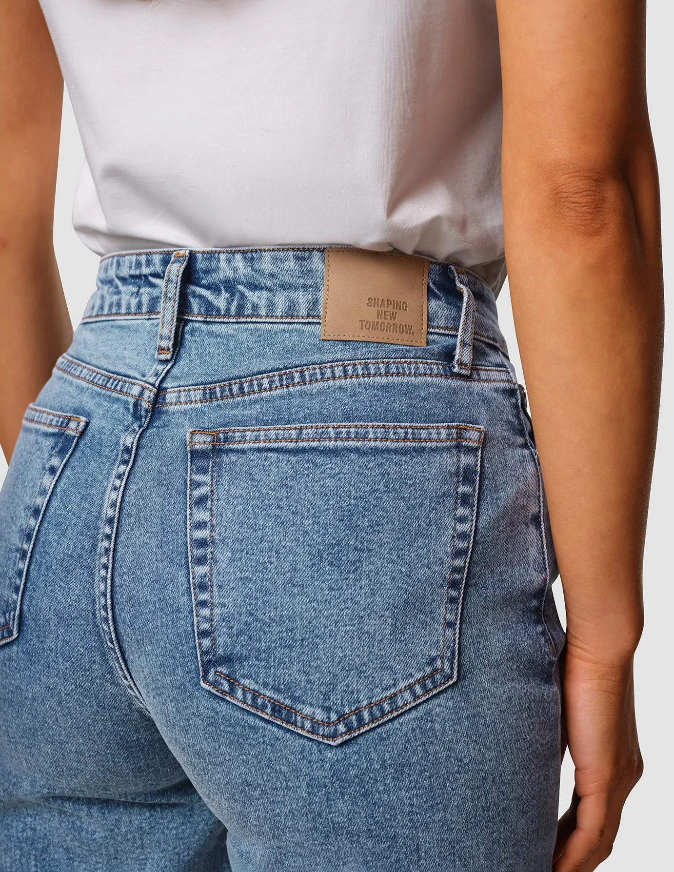 Jeans Straight Snow Blue Wash sold by Shaping New Tomorrow product image thumbnail 5