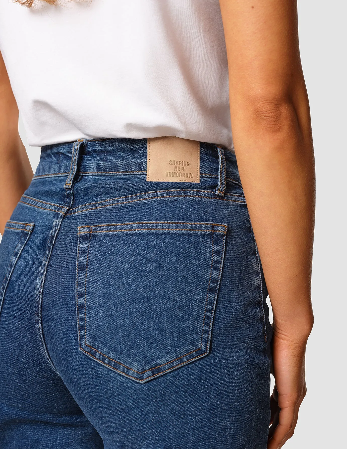 Jeans Straight Fit Medium Blue sold by Shaping New Tomorrow product image thumbnail 5