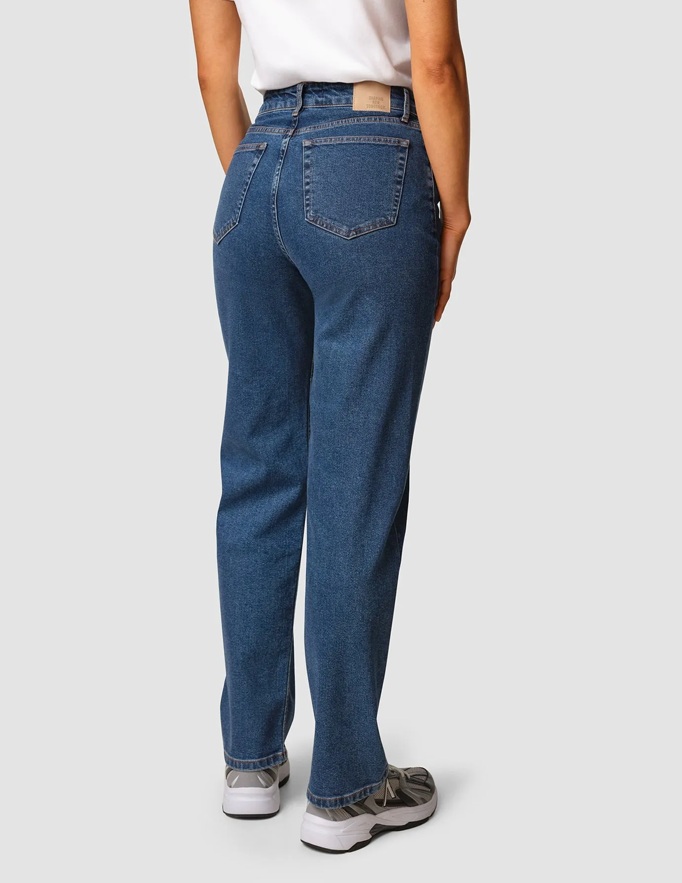 Jeans Straight Fit Medium Blue sold by Shaping New Tomorrow product image thumbnail 4