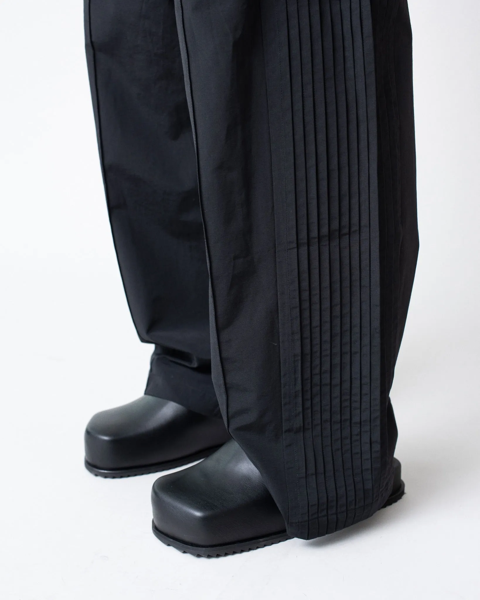Pleated Detail Mid-Rise Trousers - Black sold by Han Kjøbenhavn product image thumbnail 2