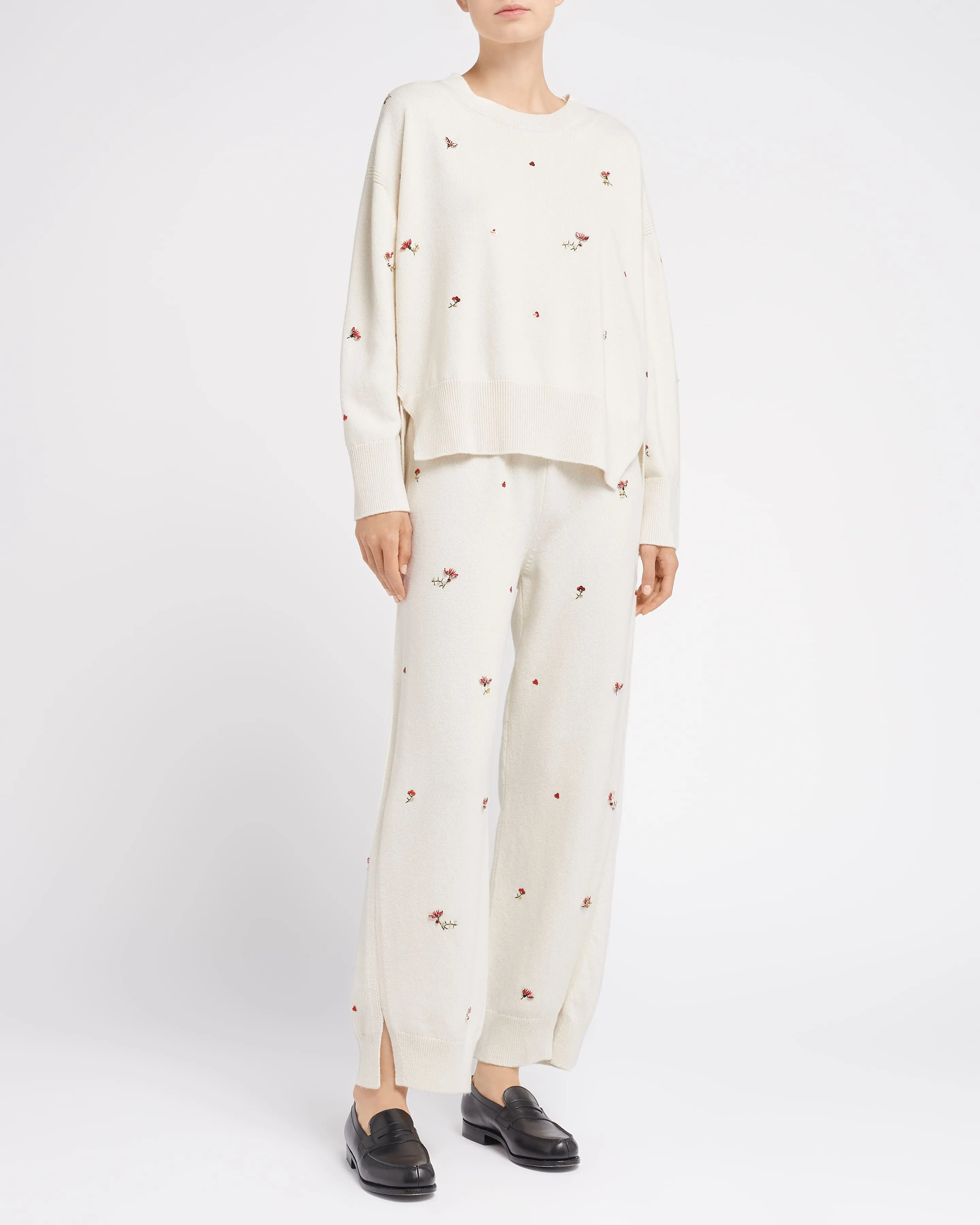 Pull iconique oversize en cachemire à broderies fleuries sold by Barrie product image thumbnail 5