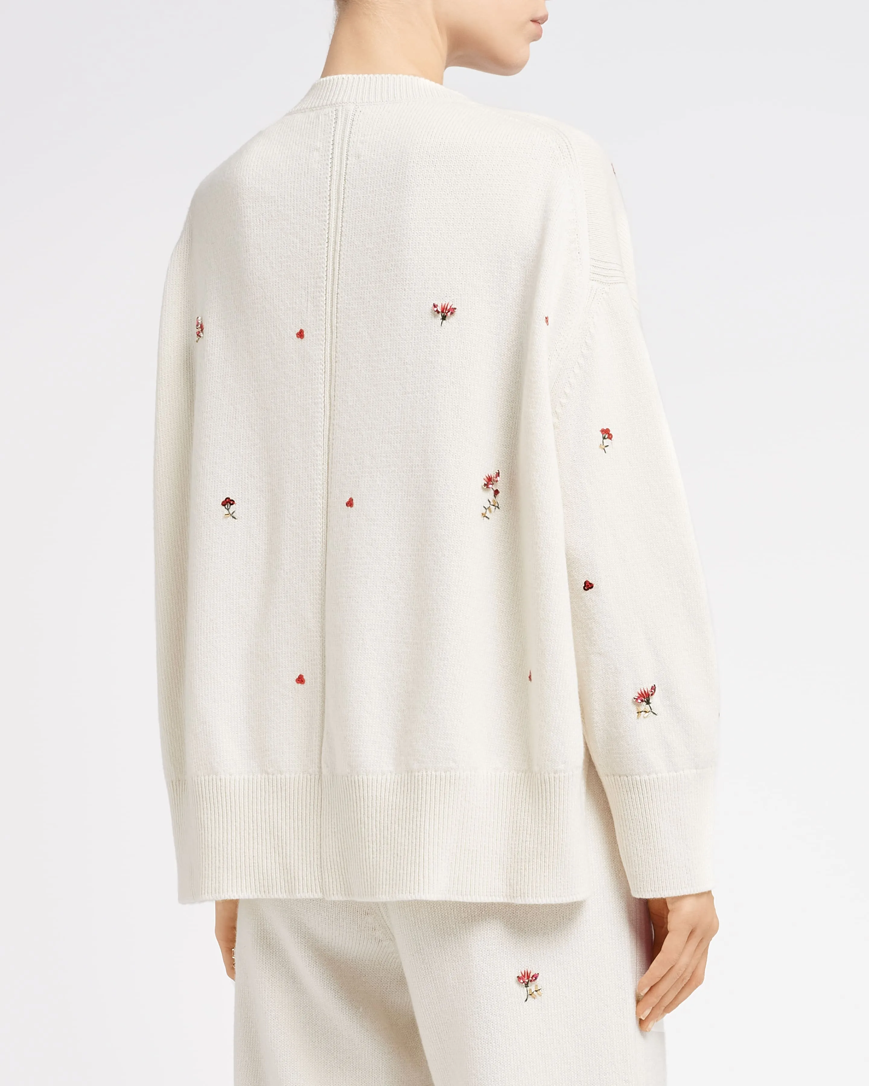 Pull iconique oversize en cachemire à broderies fleuries sold by Barrie product image thumbnail 4