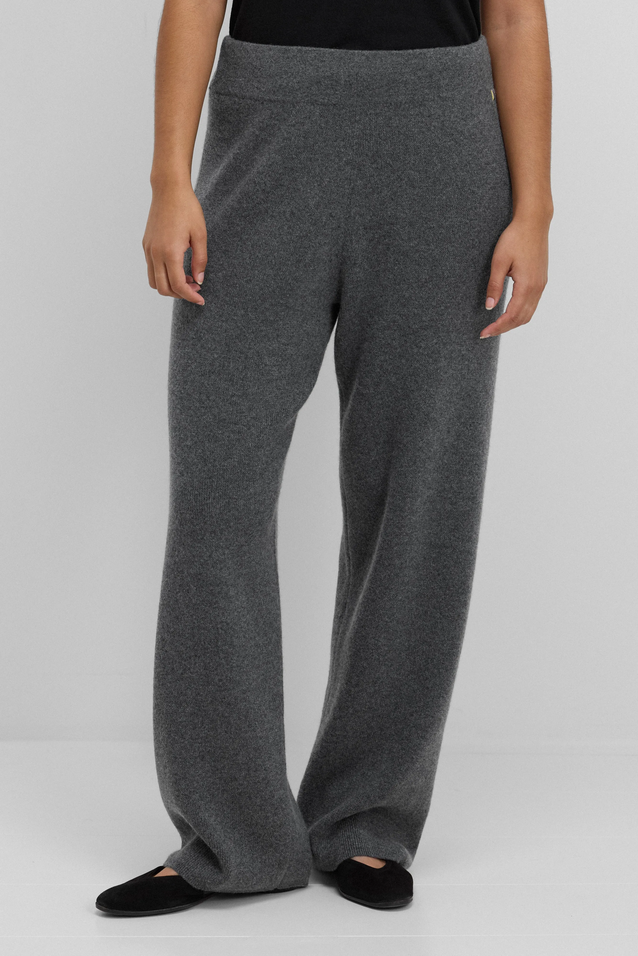 n°387 strut short sold by extreme cashmere product image thumbnail 5