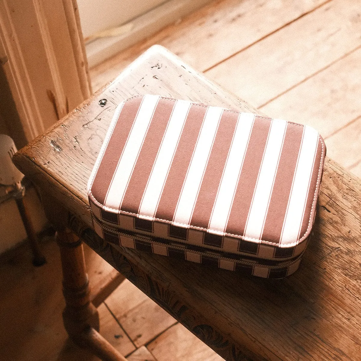 FREE Polly Large Mulberry Jewellery Case sold by Daisy Jewellery product image thumbnail 3