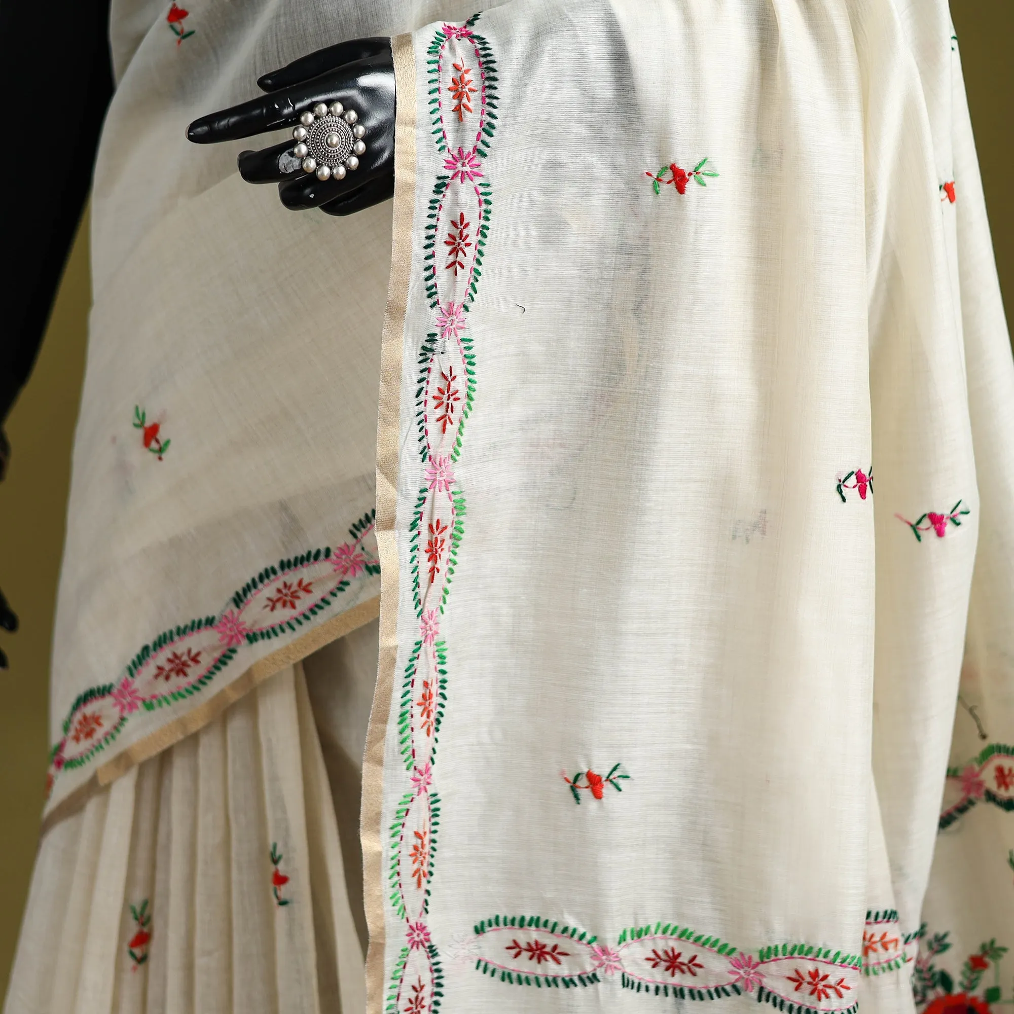 White - Bengal Silk Cotton Hand Embroidered Saree 42 sold by Itokri product image thumbnail 3