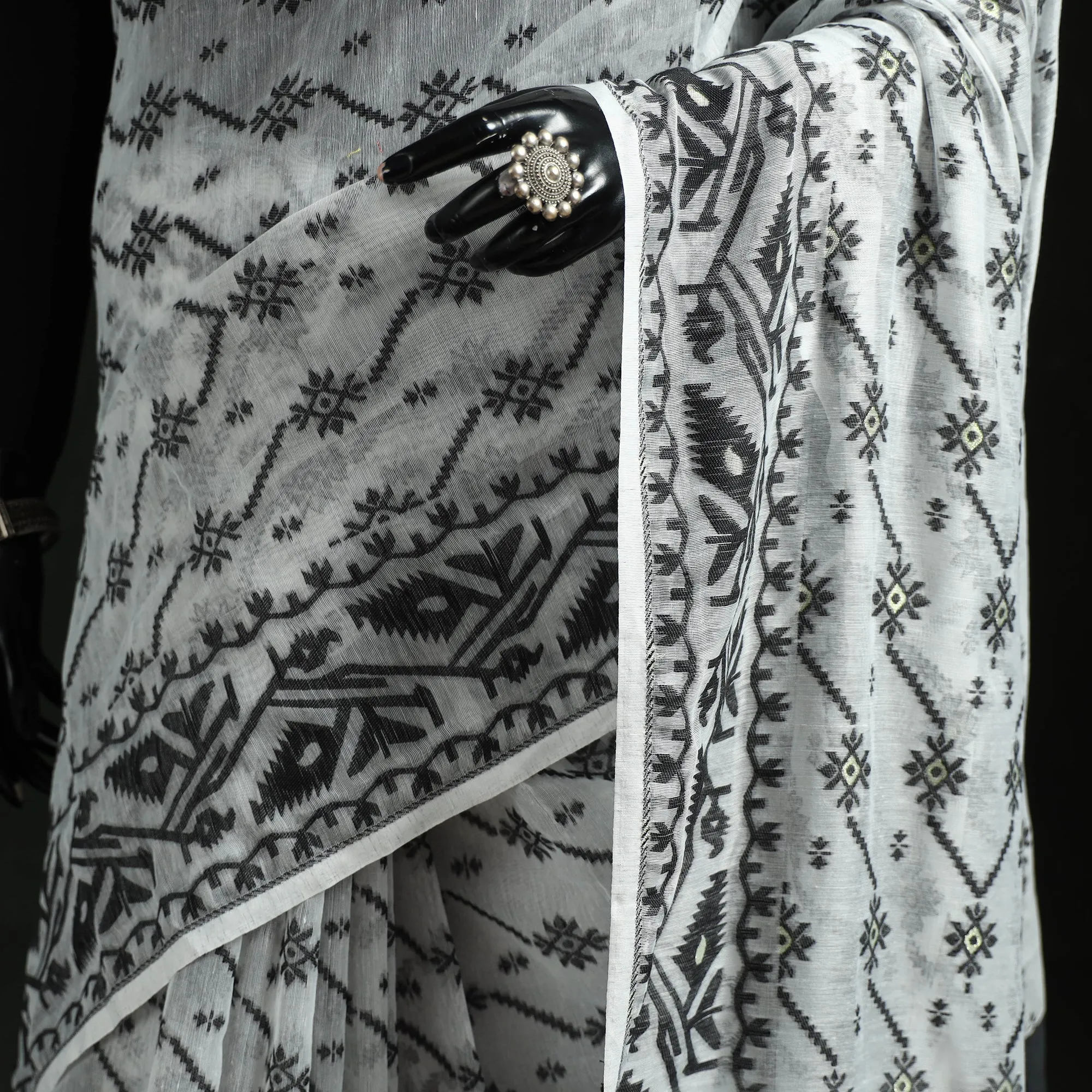 White - Silk Cotton Dhakai Jamdani Saree 16 sold by Itokri product image thumbnail 3