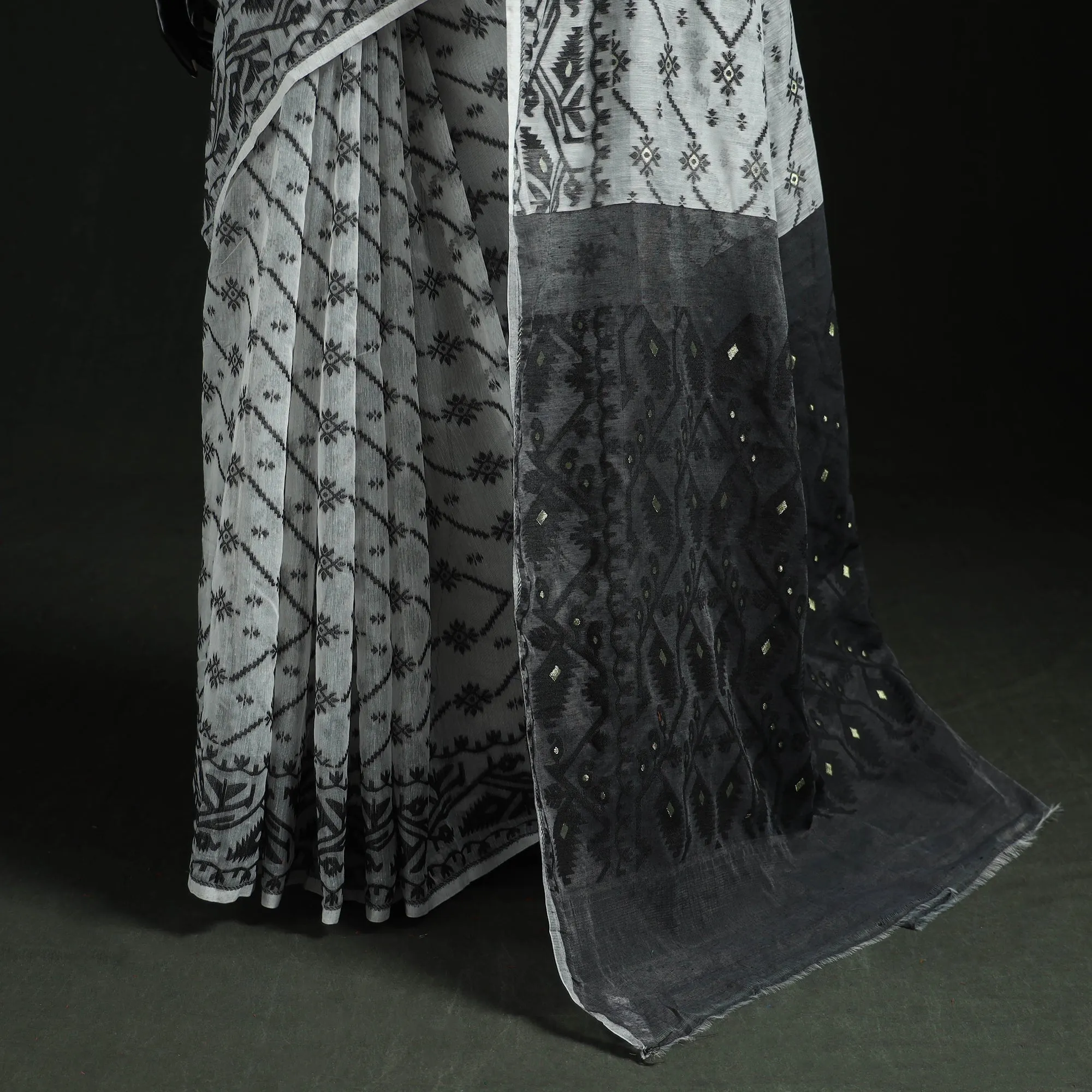 White - Silk Cotton Dhakai Jamdani Saree 16 sold by Itokri product image thumbnail 4